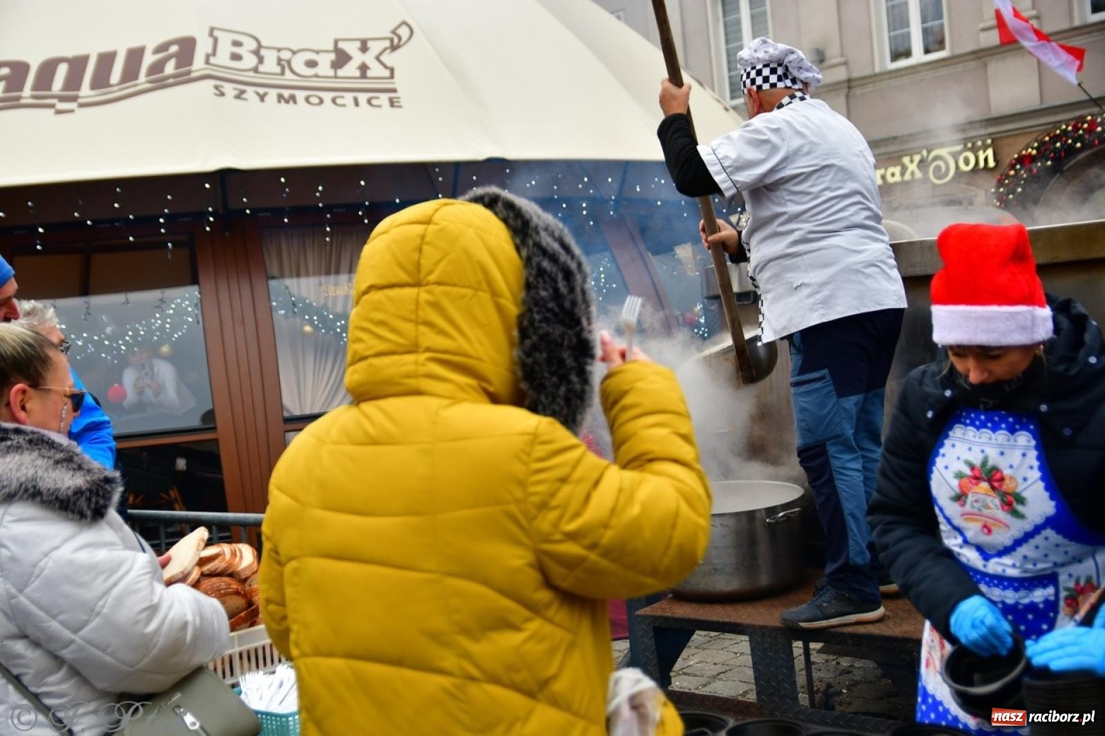 Zdjęcie w galerii na portalu naszraciborz.pl: Trzy tysiące porcji bigosu na raciborskim rynku wiadomości z regionu