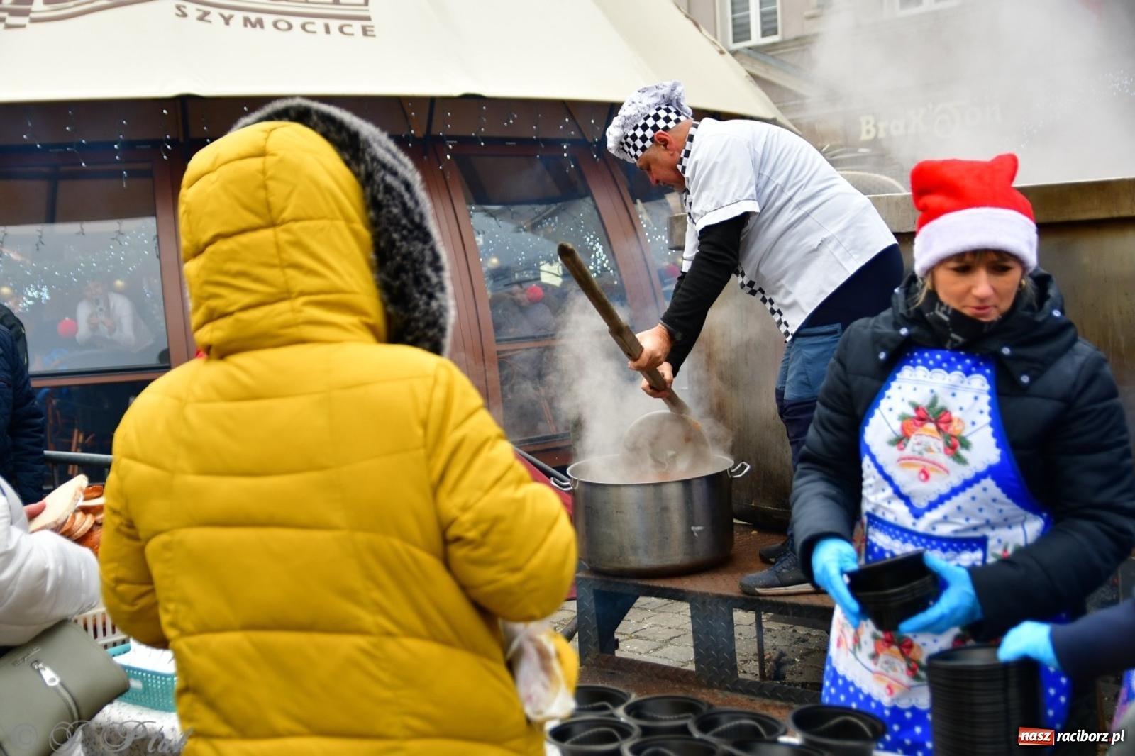 Zdjęcie w galerii na portalu naszraciborz.pl: Trzy tysiące porcji bigosu na raciborskim rynku wiadomości z regionu