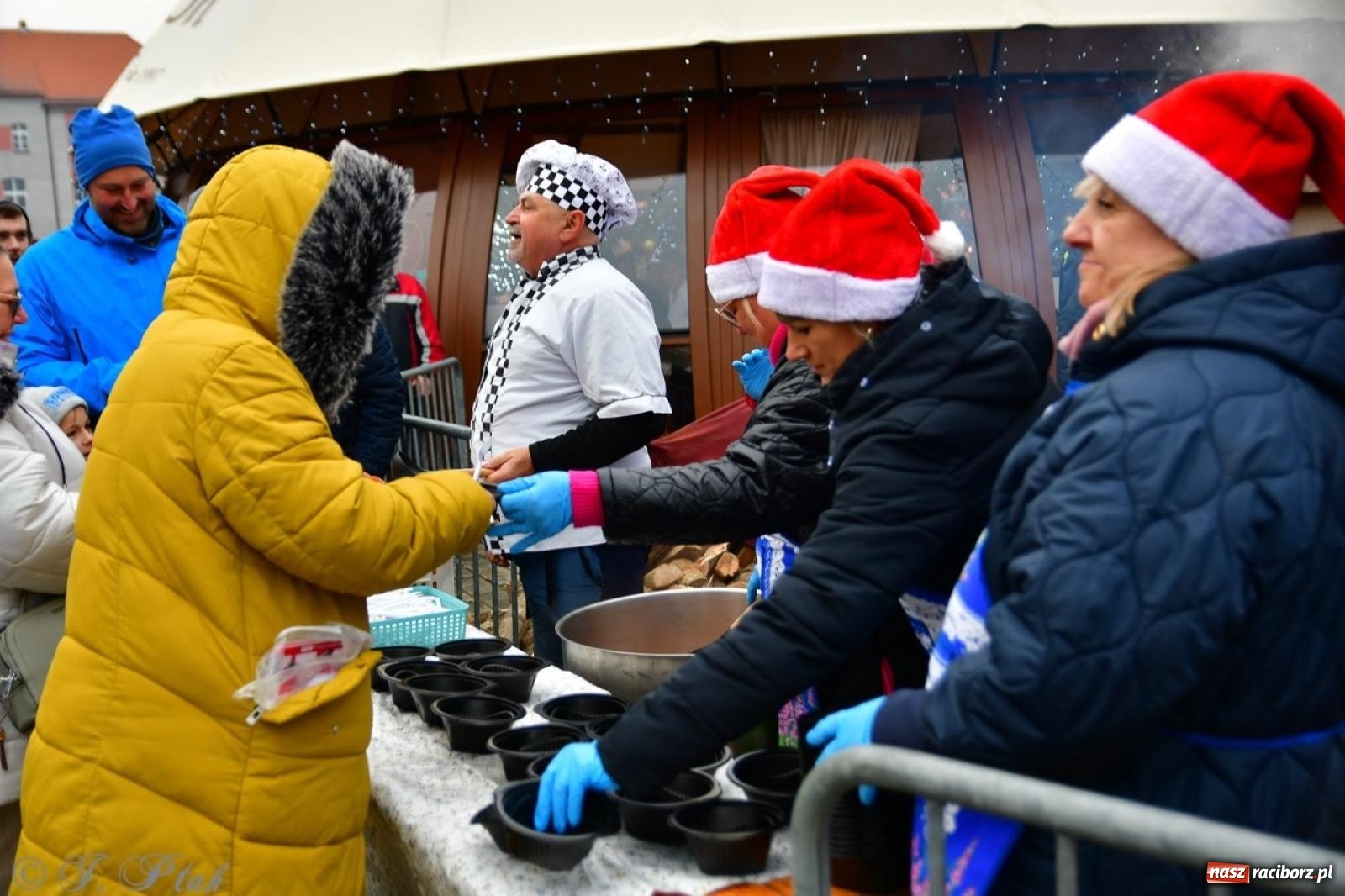 Zdjęcie w galerii na portalu naszraciborz.pl: Trzy tysiące porcji bigosu na raciborskim rynku wiadomości z regionu