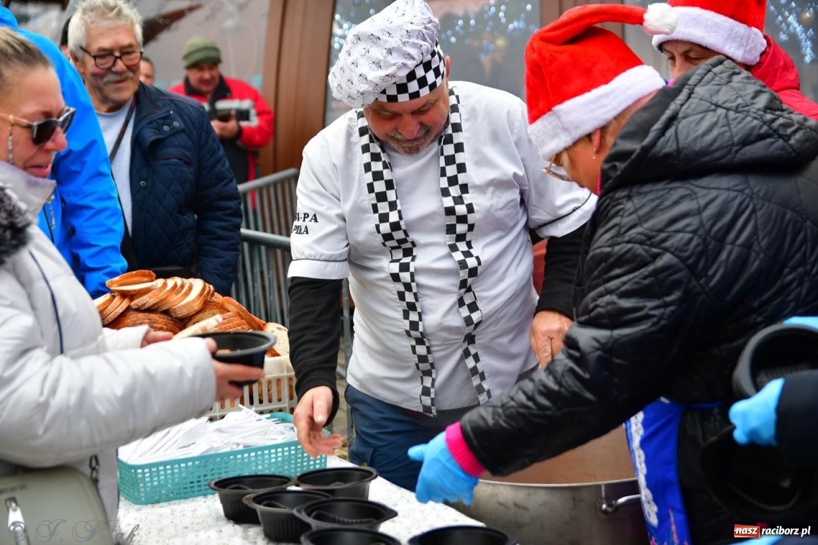Zdjęcie w galerii na portalu naszraciborz.pl: Trzy tysiące porcji bigosu na raciborskim rynku wiadomości z regionu