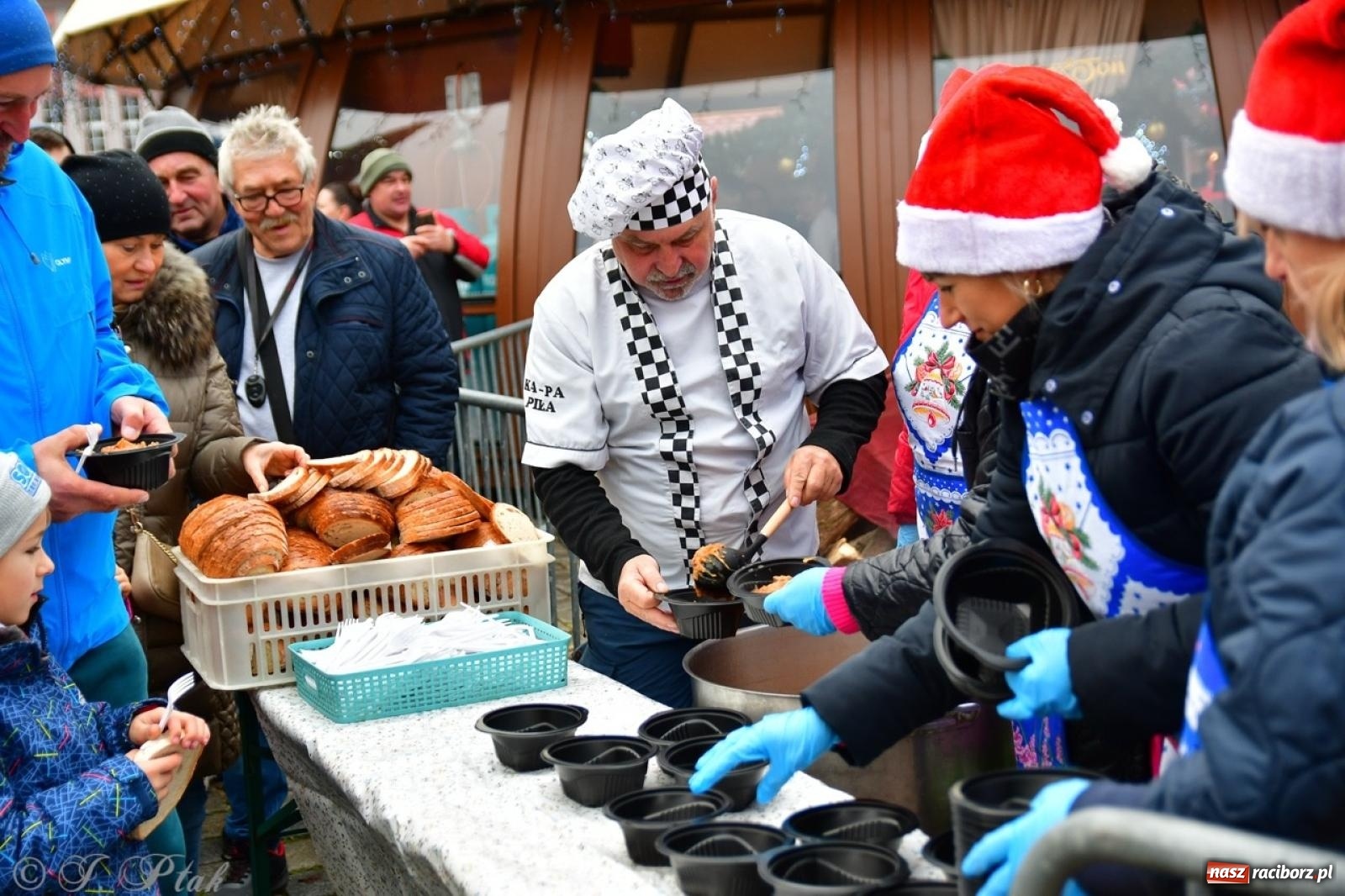 Zdjęcie w galerii na portalu naszraciborz.pl: Trzy tysiące porcji bigosu na raciborskim rynku wiadomości z regionu