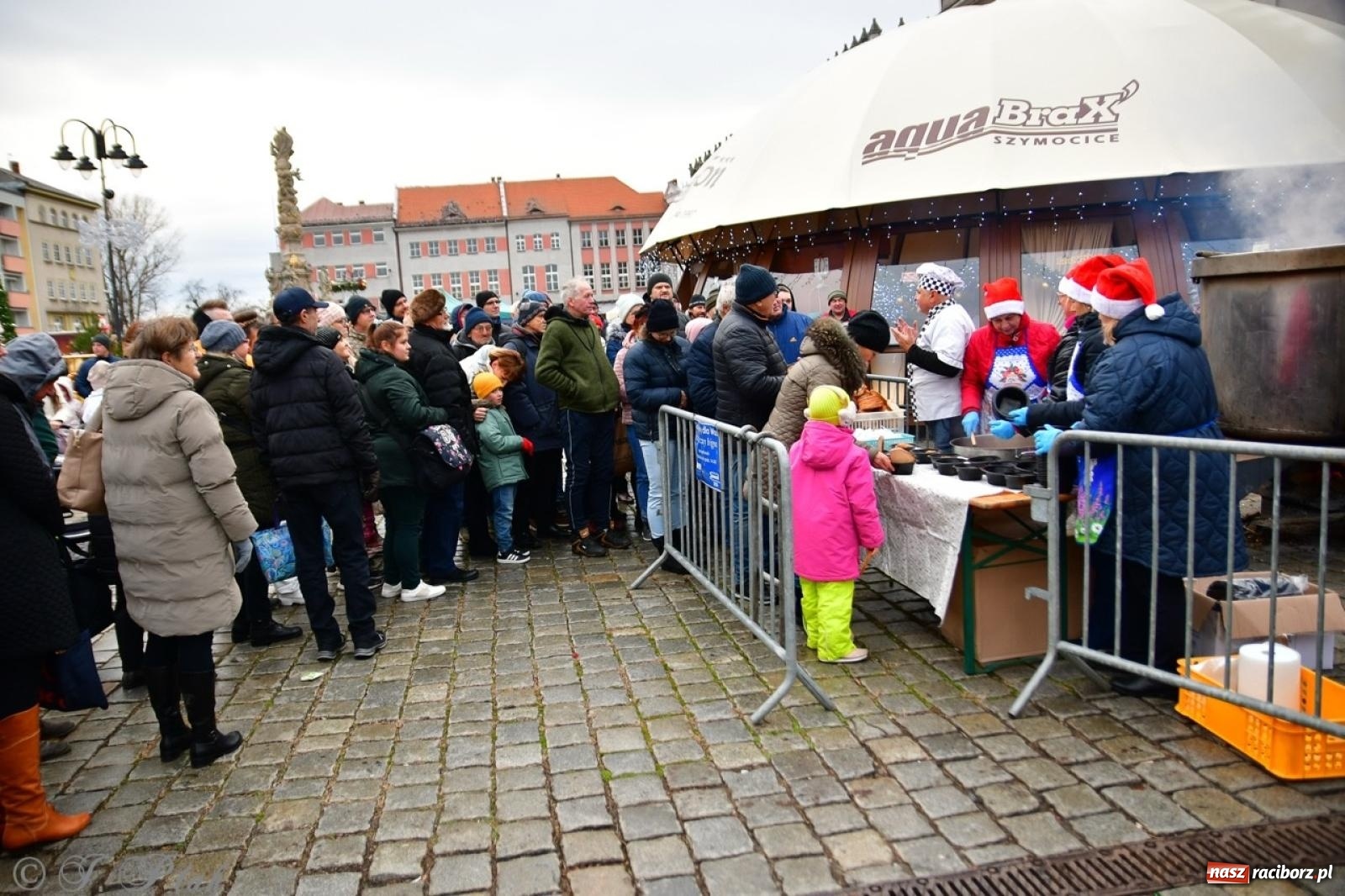 Zdjęcie w galerii na portalu naszraciborz.pl: Trzy tysiące porcji bigosu na raciborskim rynku wiadomości z regionu