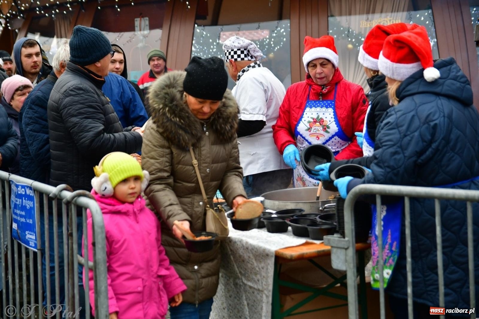 Zdjęcie w galerii na portalu naszraciborz.pl: Trzy tysiące porcji bigosu na raciborskim rynku wiadomości z regionu