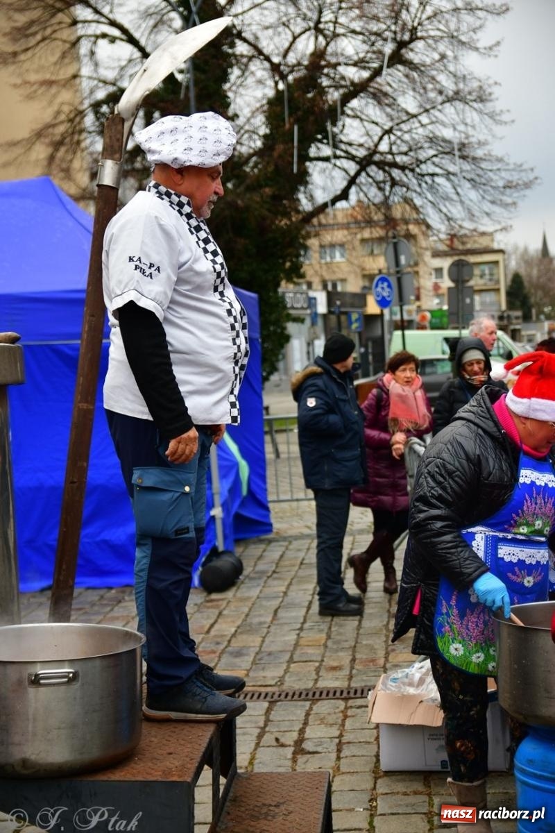Zdjęcie w galerii na portalu naszraciborz.pl: Trzy tysiące porcji bigosu na raciborskim rynku wiadomości z regionu