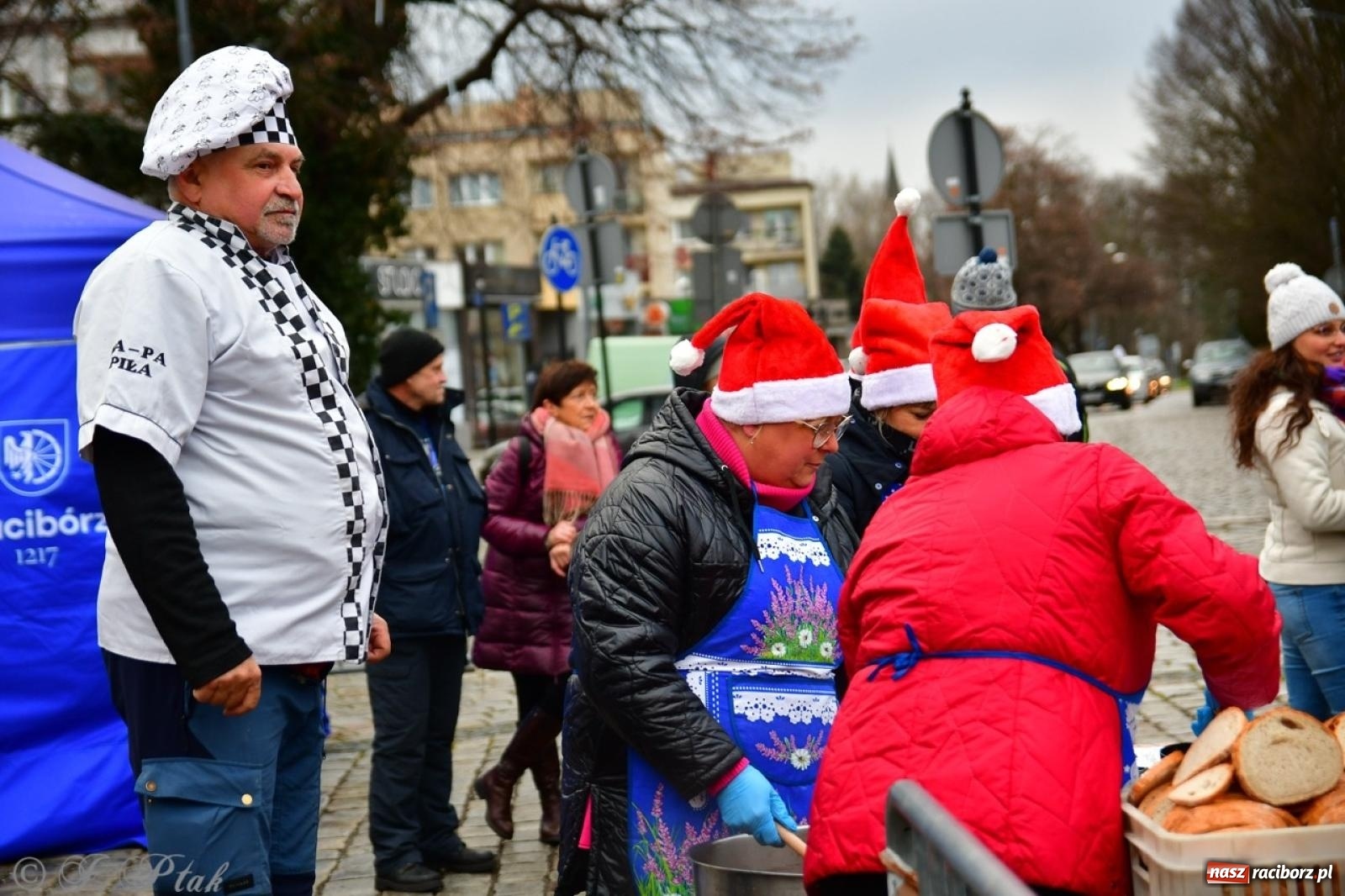 Zdjęcie w galerii na portalu naszraciborz.pl: Trzy tysiące porcji bigosu na raciborskim rynku wiadomości z regionu