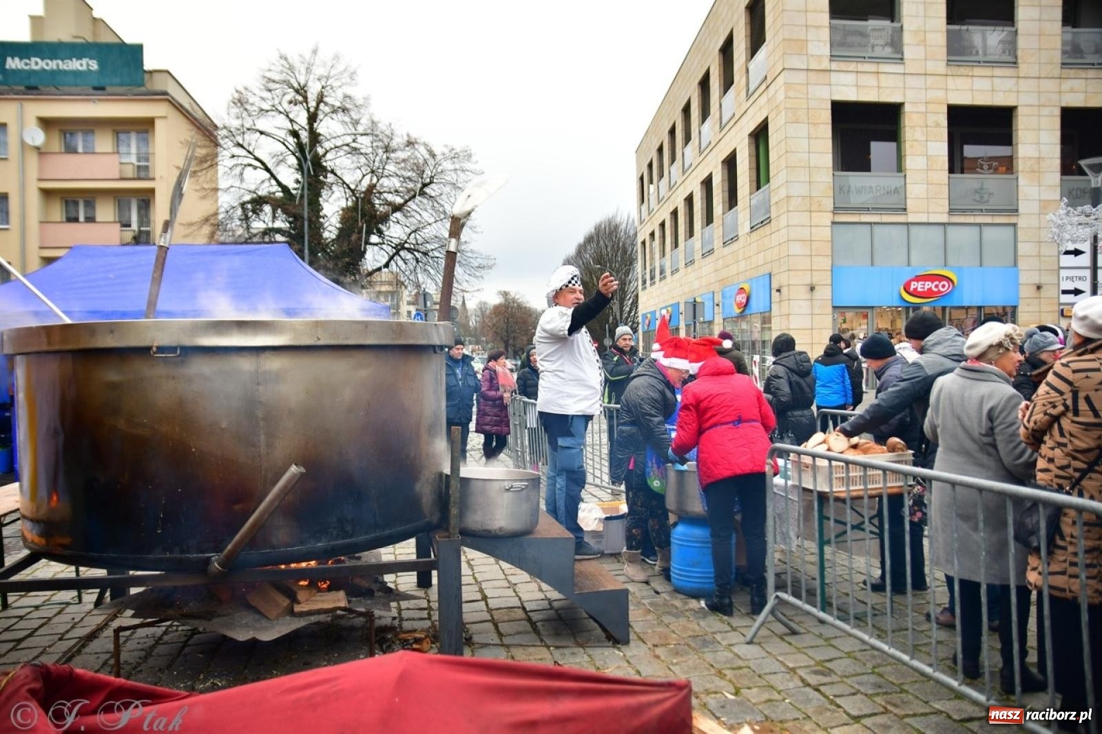Zdjęcie w galerii na portalu naszraciborz.pl: Trzy tysiące porcji bigosu na raciborskim rynku wiadomości z regionu