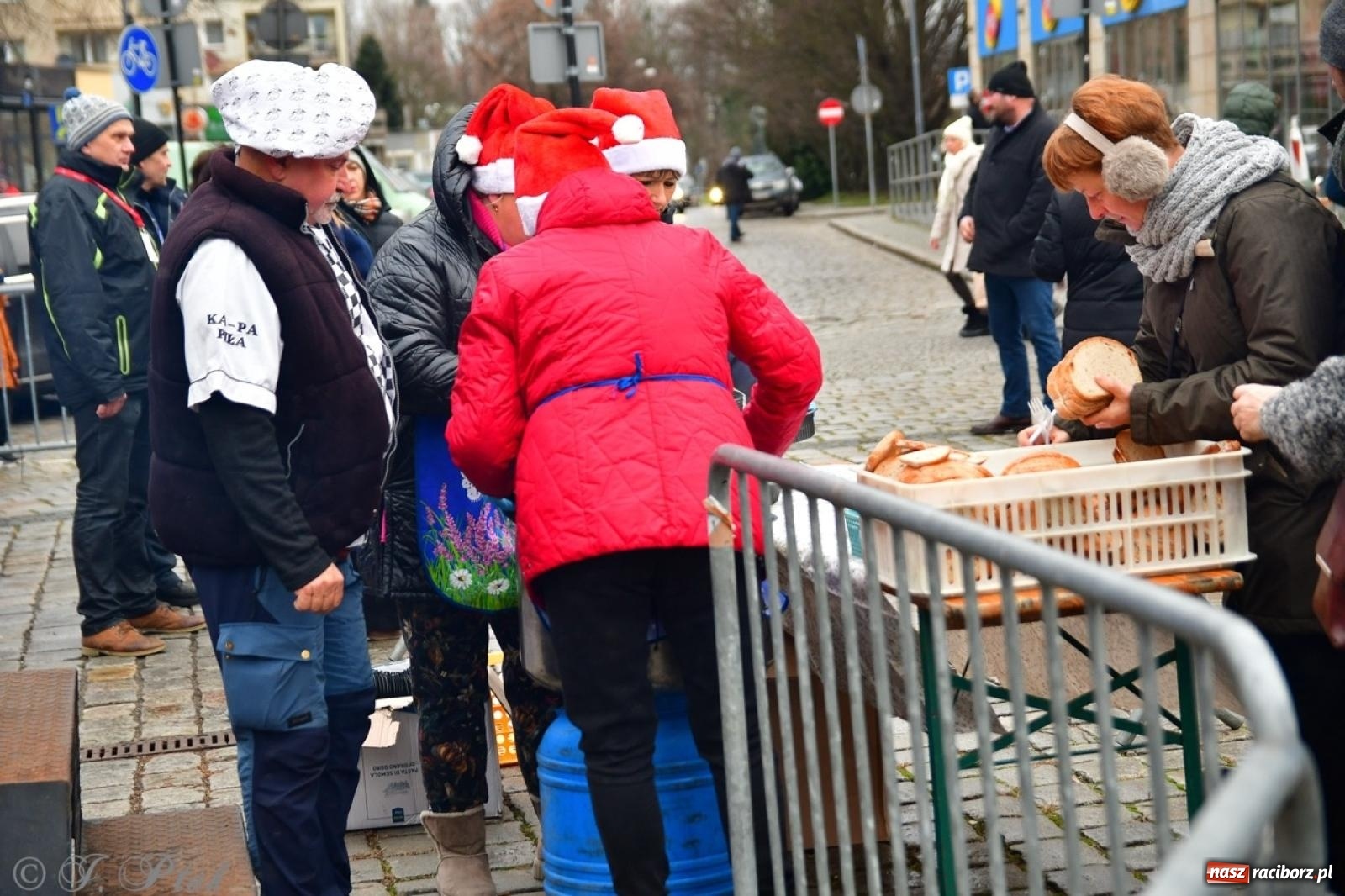 Zdjęcie w galerii na portalu naszraciborz.pl: Trzy tysiące porcji bigosu na raciborskim rynku wiadomości z regionu