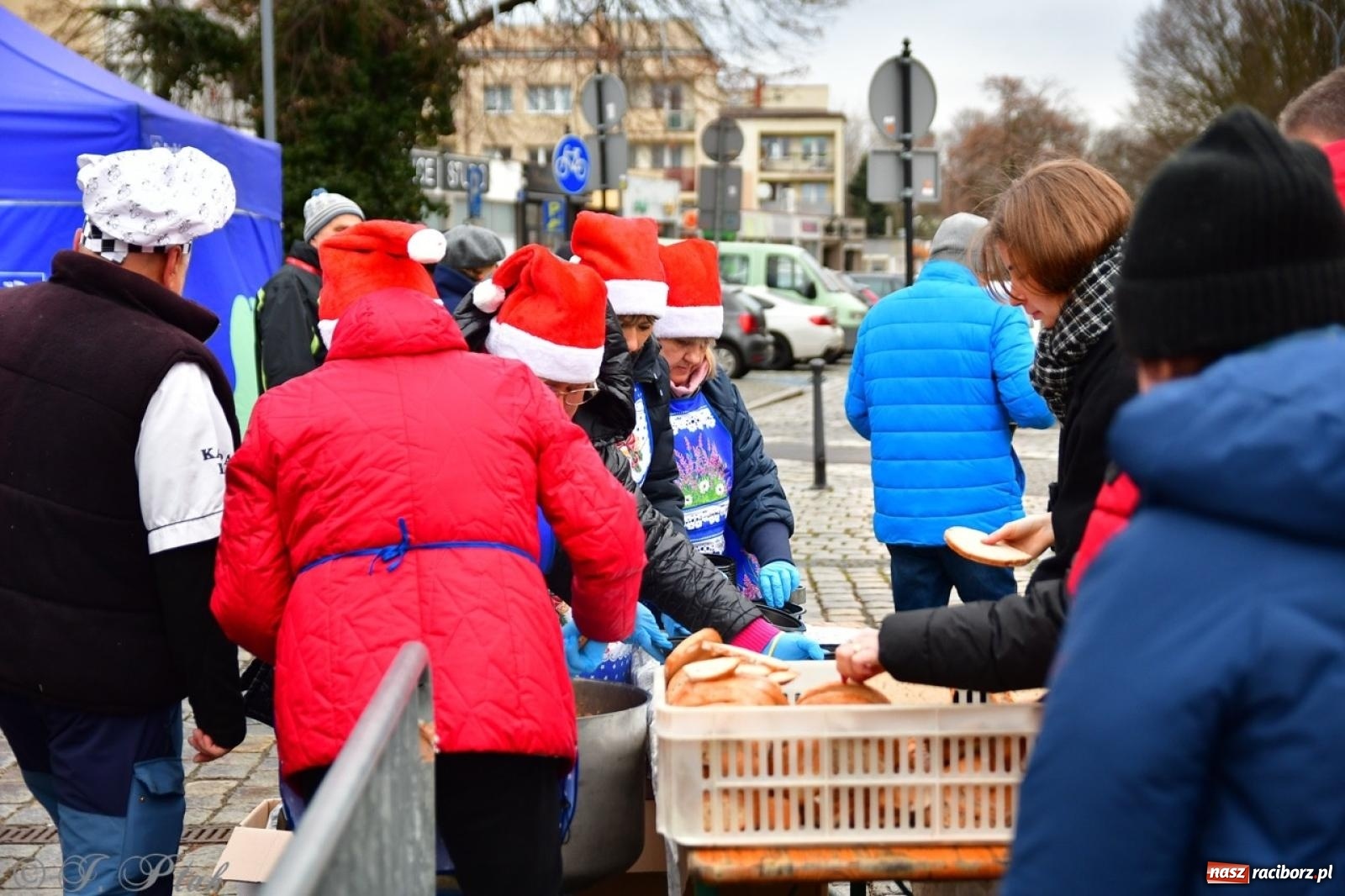 Zdjęcie w galerii na portalu naszraciborz.pl: Trzy tysiące porcji bigosu na raciborskim rynku wiadomości z regionu