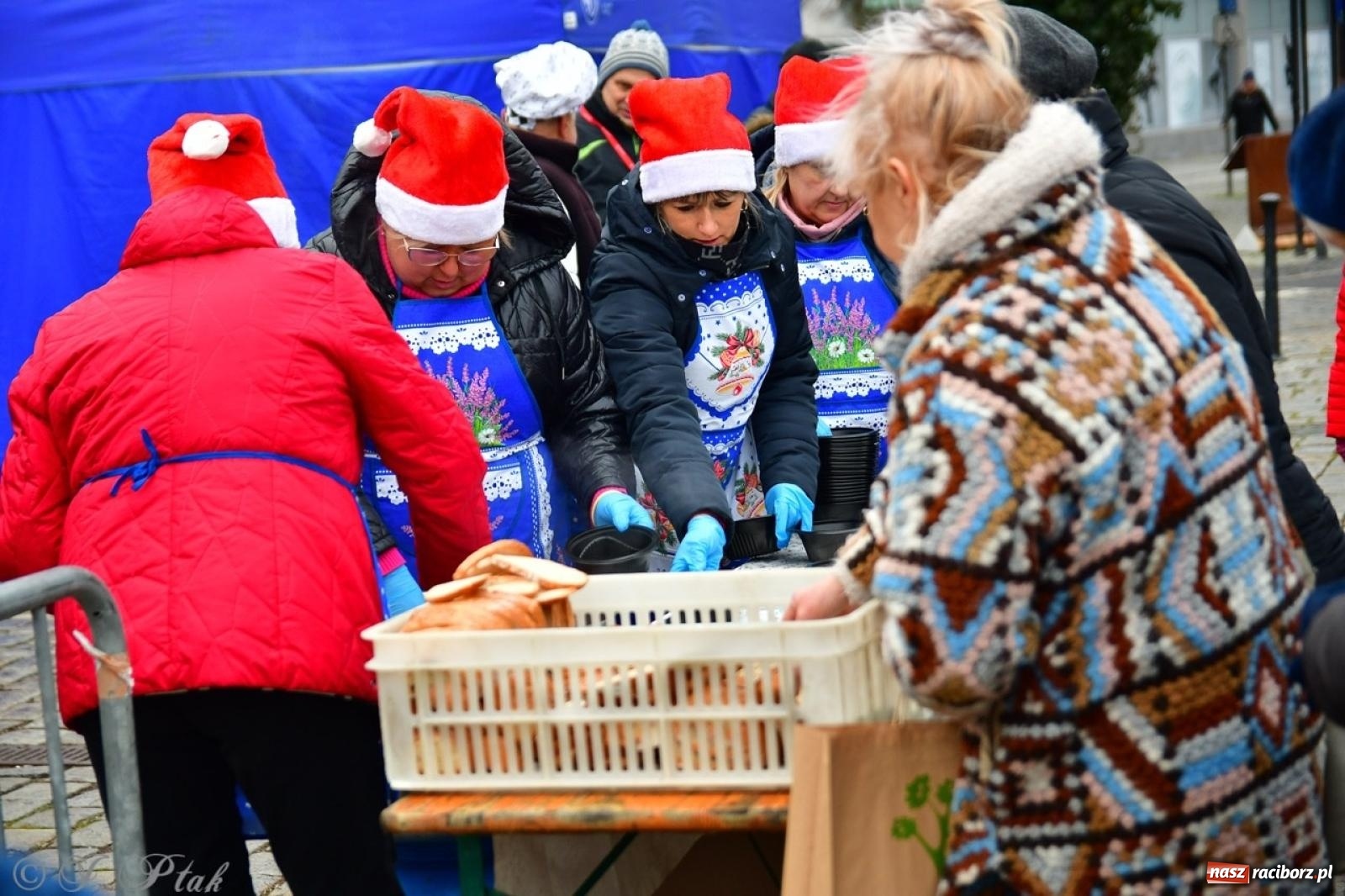 Zdjęcie w galerii na portalu naszraciborz.pl: Trzy tysiące porcji bigosu na raciborskim rynku wiadomości z regionu