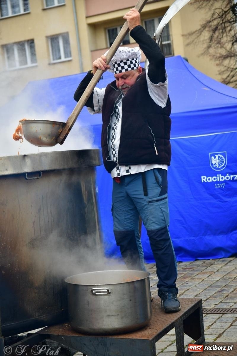 Zdjęcie w galerii na portalu naszraciborz.pl: Trzy tysiące porcji bigosu na raciborskim rynku wiadomości z regionu