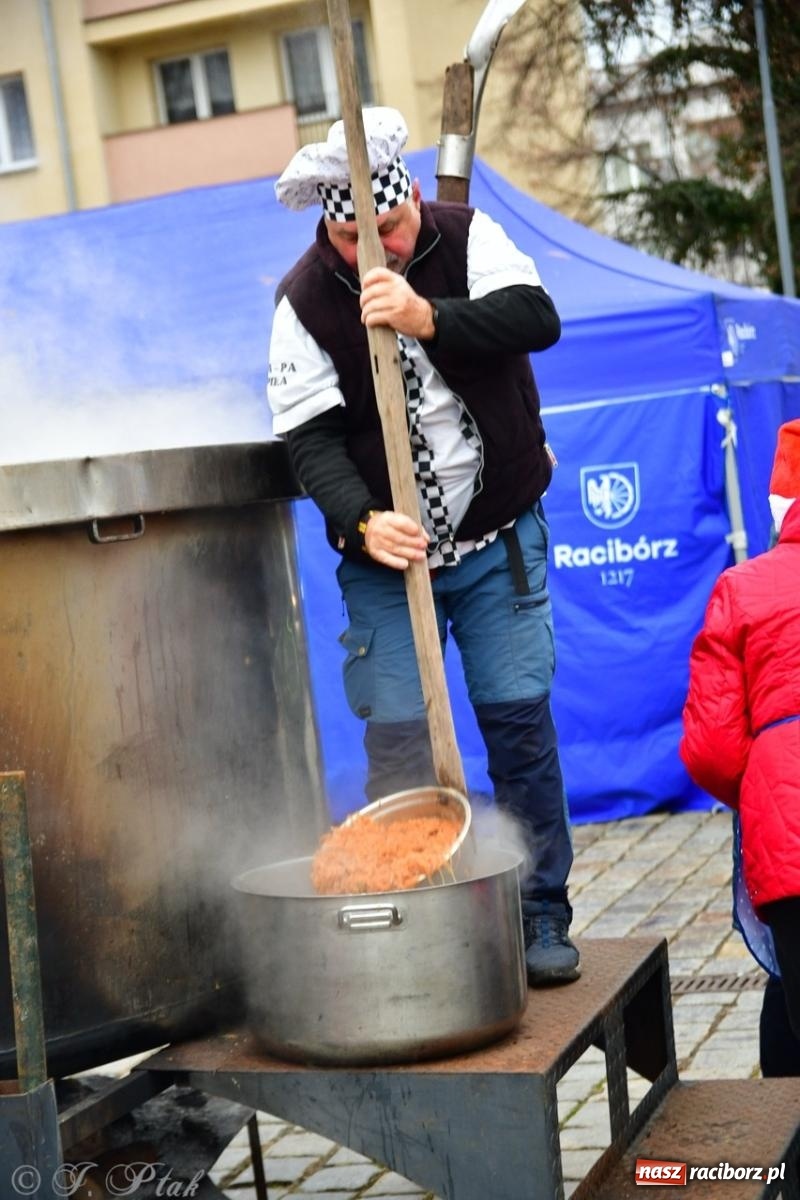 Zdjęcie w galerii na portalu naszraciborz.pl: Trzy tysiące porcji bigosu na raciborskim rynku wiadomości z regionu