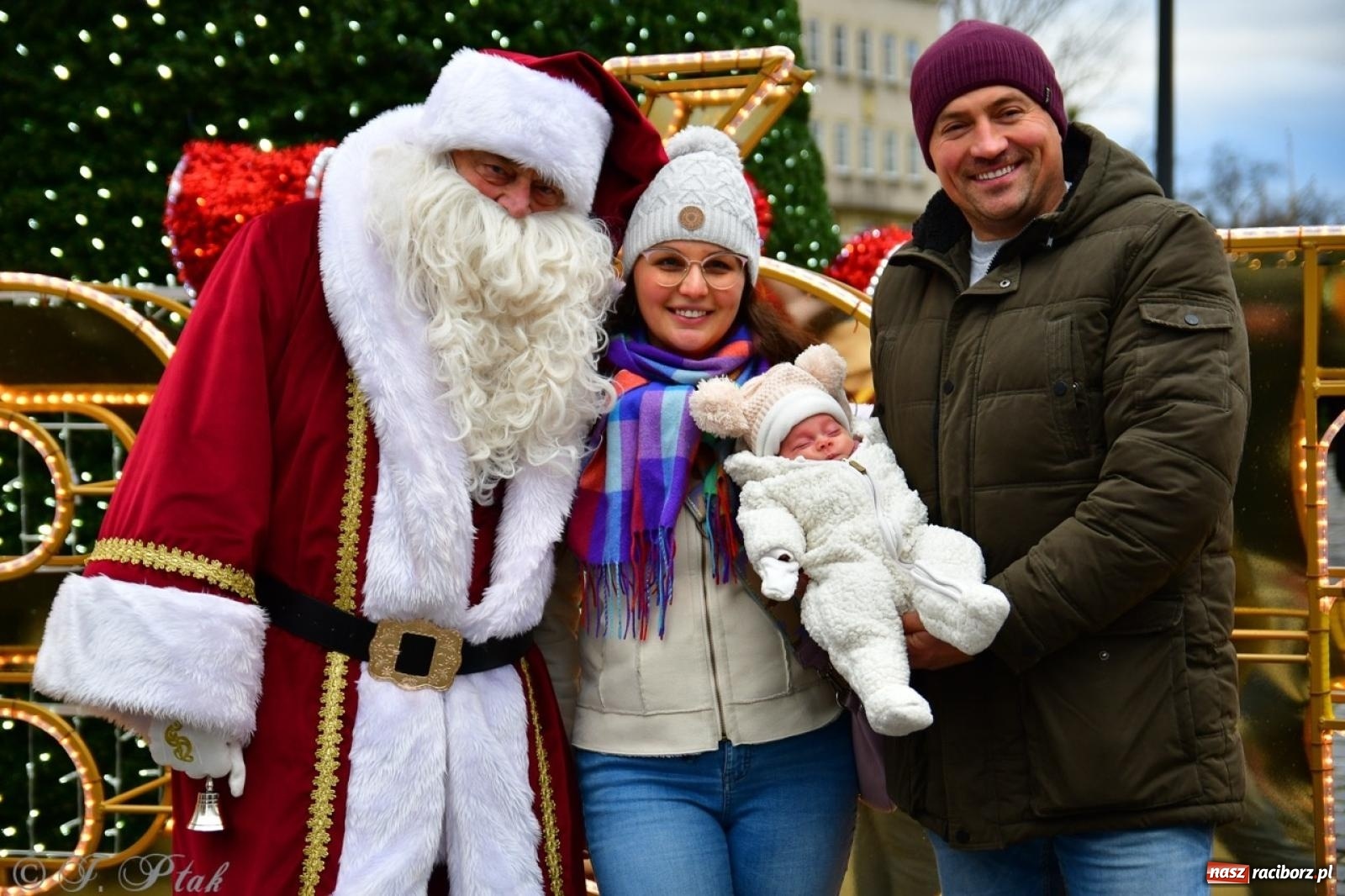 Zdjęcie w galerii na portalu naszraciborz.pl: Trzy tysiące porcji bigosu na raciborskim rynku wiadomości z regionu