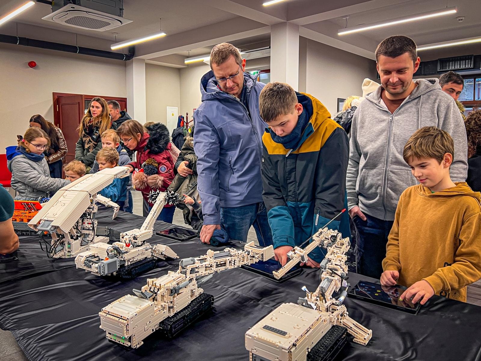 Zdjęcie w galerii na portalu naszraciborz.pl: Maszyny z klocków, wyprawy w głąb Ziemi z gogle VR i zumba. Niedziela na zamku wiadomości z regionu