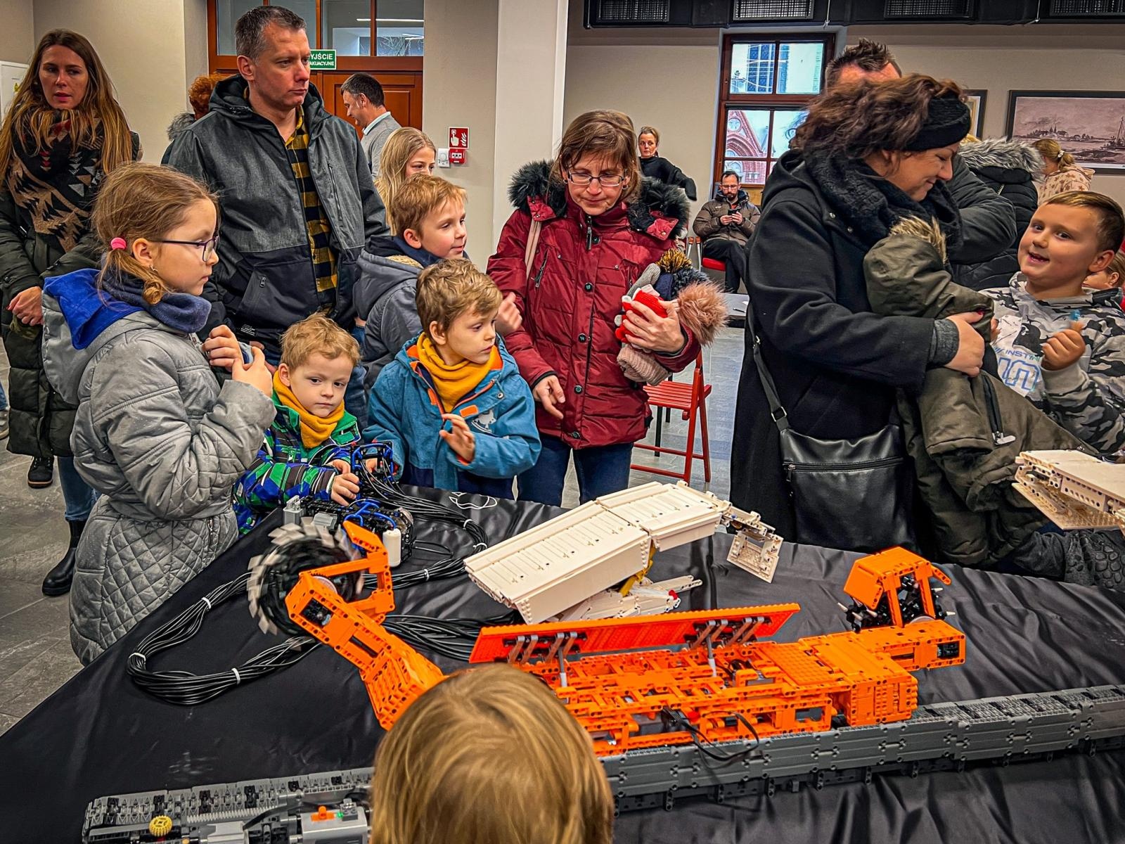 Zdjęcie w galerii na portalu naszraciborz.pl: Maszyny z klocków, wyprawy w głąb Ziemi z gogle VR i zumba. Niedziela na zamku wiadomości z regionu