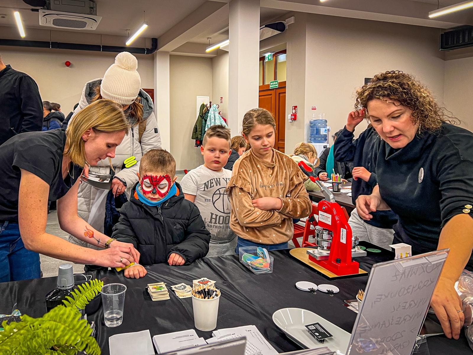 Zdjęcie w galerii na portalu naszraciborz.pl: Maszyny z klocków, wyprawy w głąb Ziemi z gogle VR i zumba. Niedziela na zamku wiadomości z regionu