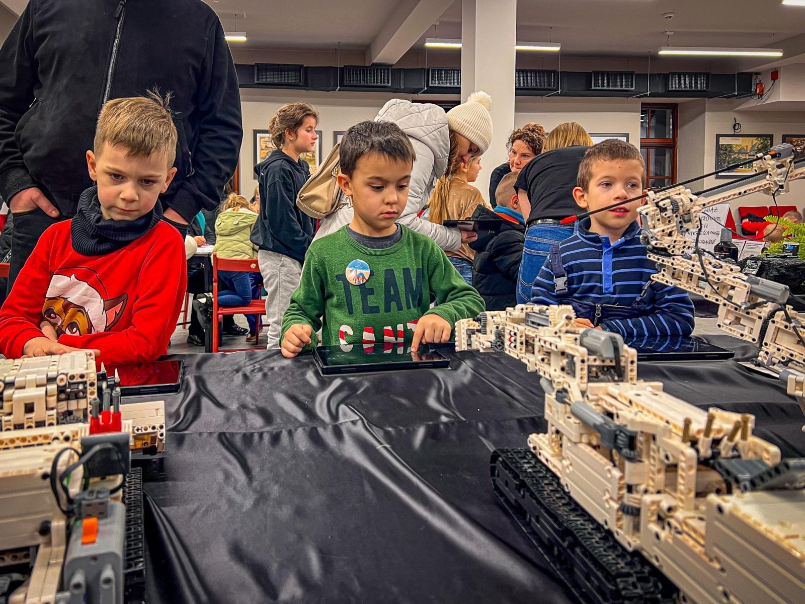 Zdjęcie w galerii na portalu naszraciborz.pl: Maszyny z klocków, wyprawy w głąb Ziemi z gogle VR i zumba. Niedziela na zamku wiadomości z regionu