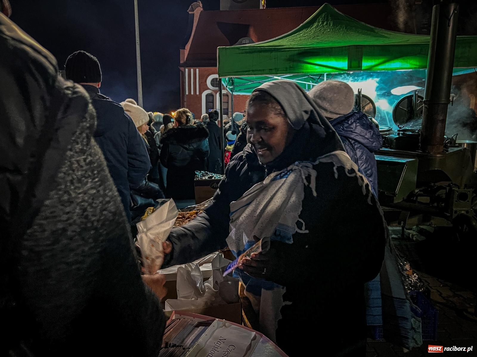 Zdjęcie w galerii na portalu naszraciborz.pl: Niedziela radości w Brzeziu - tanzańskie ciasteczka i żurek od Remigiusza Rączki wiadomości z regionu