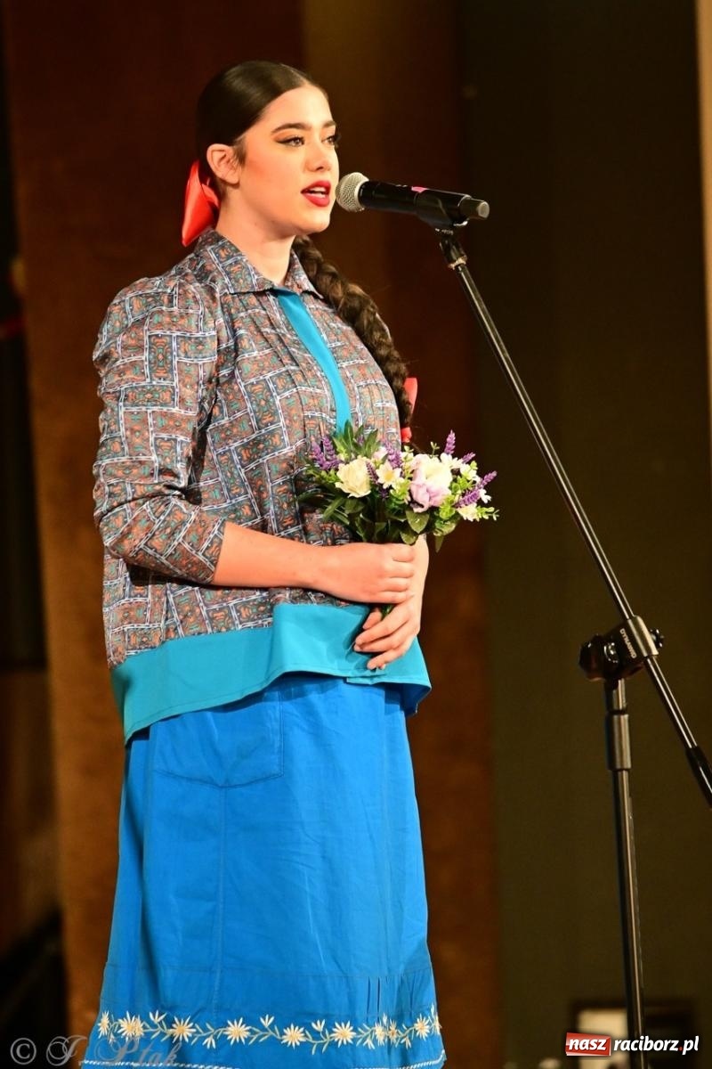 Zdjęcie w galerii na portalu naszraciborz.pl: Raciborzanie wystawili w RCK-u widowisko folklorystyczne Wesele wiadomości z regionu