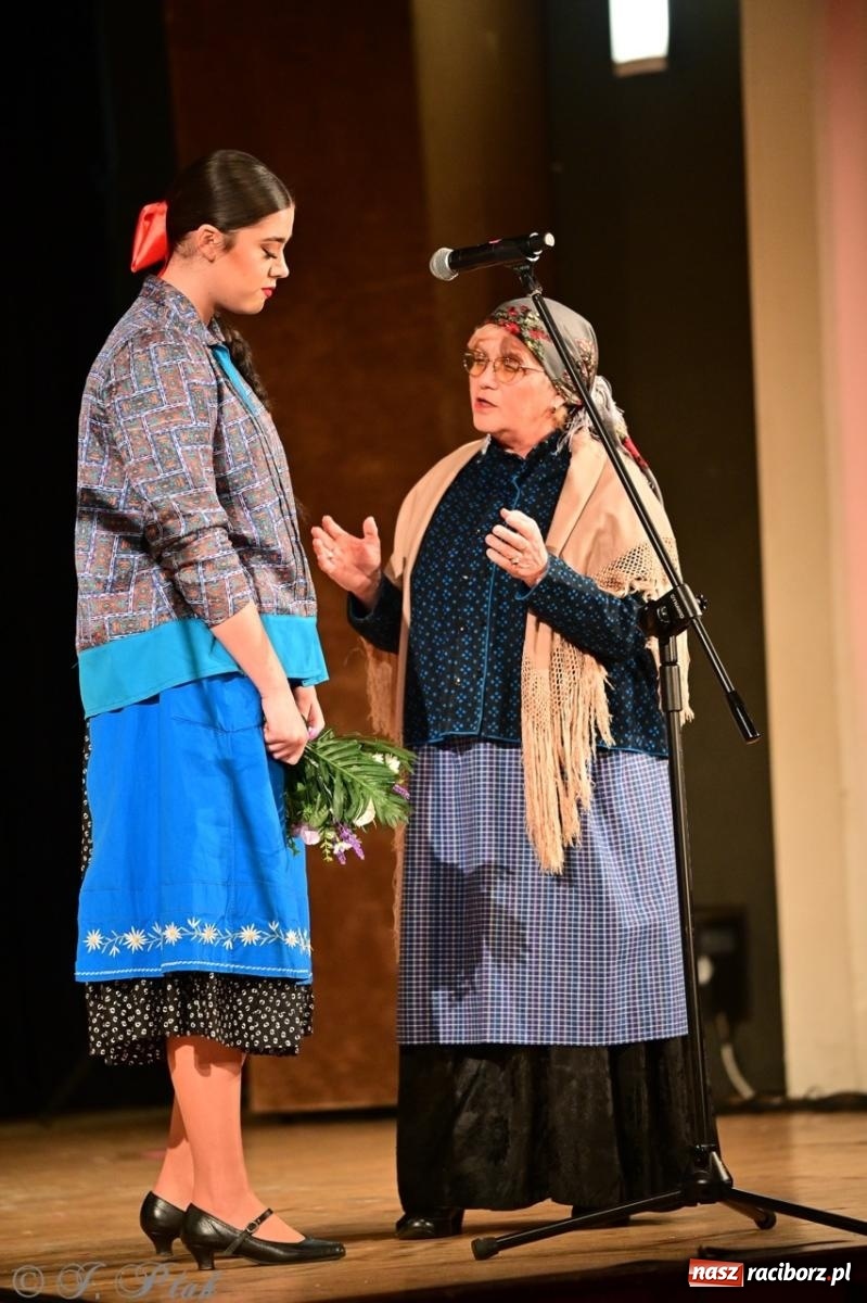 Zdjęcie w galerii na portalu naszraciborz.pl: Raciborzanie wystawili w RCK-u widowisko folklorystyczne Wesele wiadomości z regionu