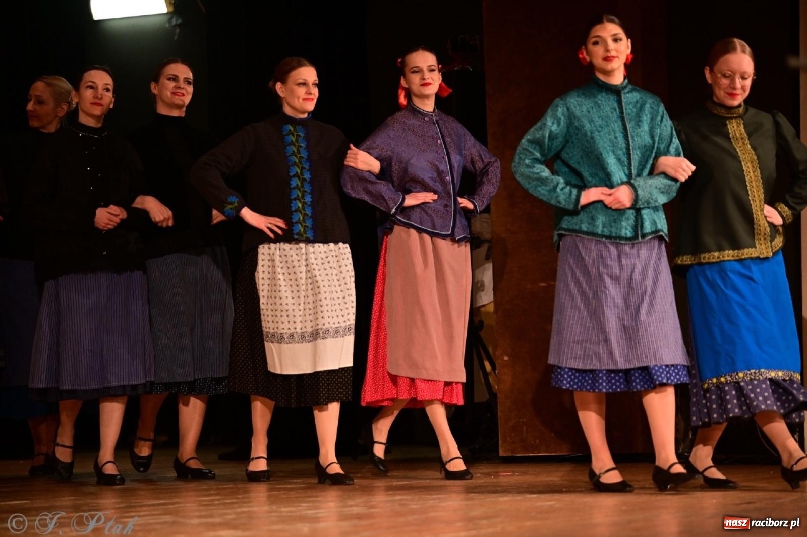 Zdjęcie w galerii na portalu naszraciborz.pl: Raciborzanie wystawili w RCK-u widowisko folklorystyczne Wesele wiadomości z regionu