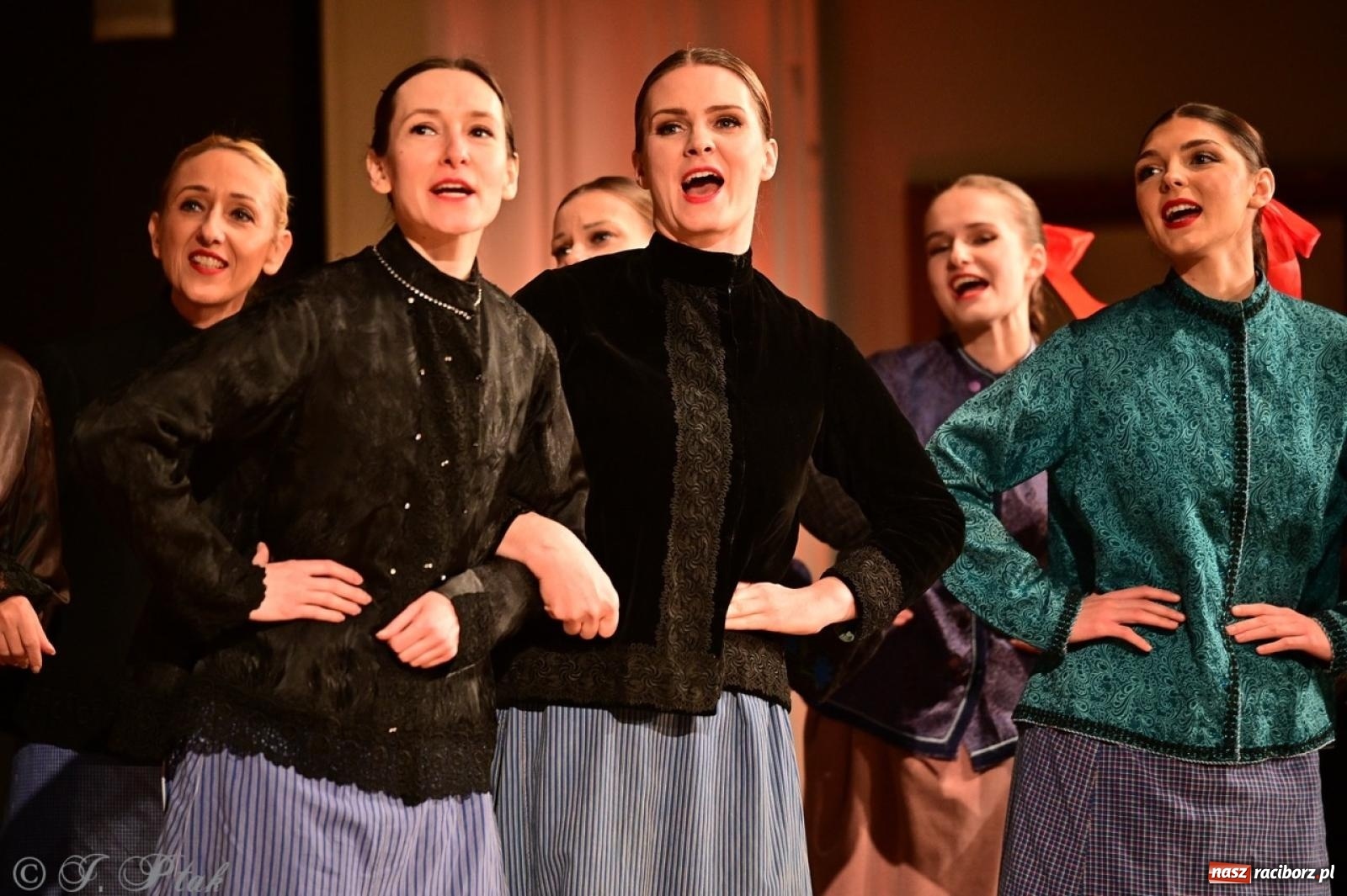 Zdjęcie w galerii na portalu naszraciborz.pl: Raciborzanie wystawili w RCK-u widowisko folklorystyczne Wesele wiadomości z regionu