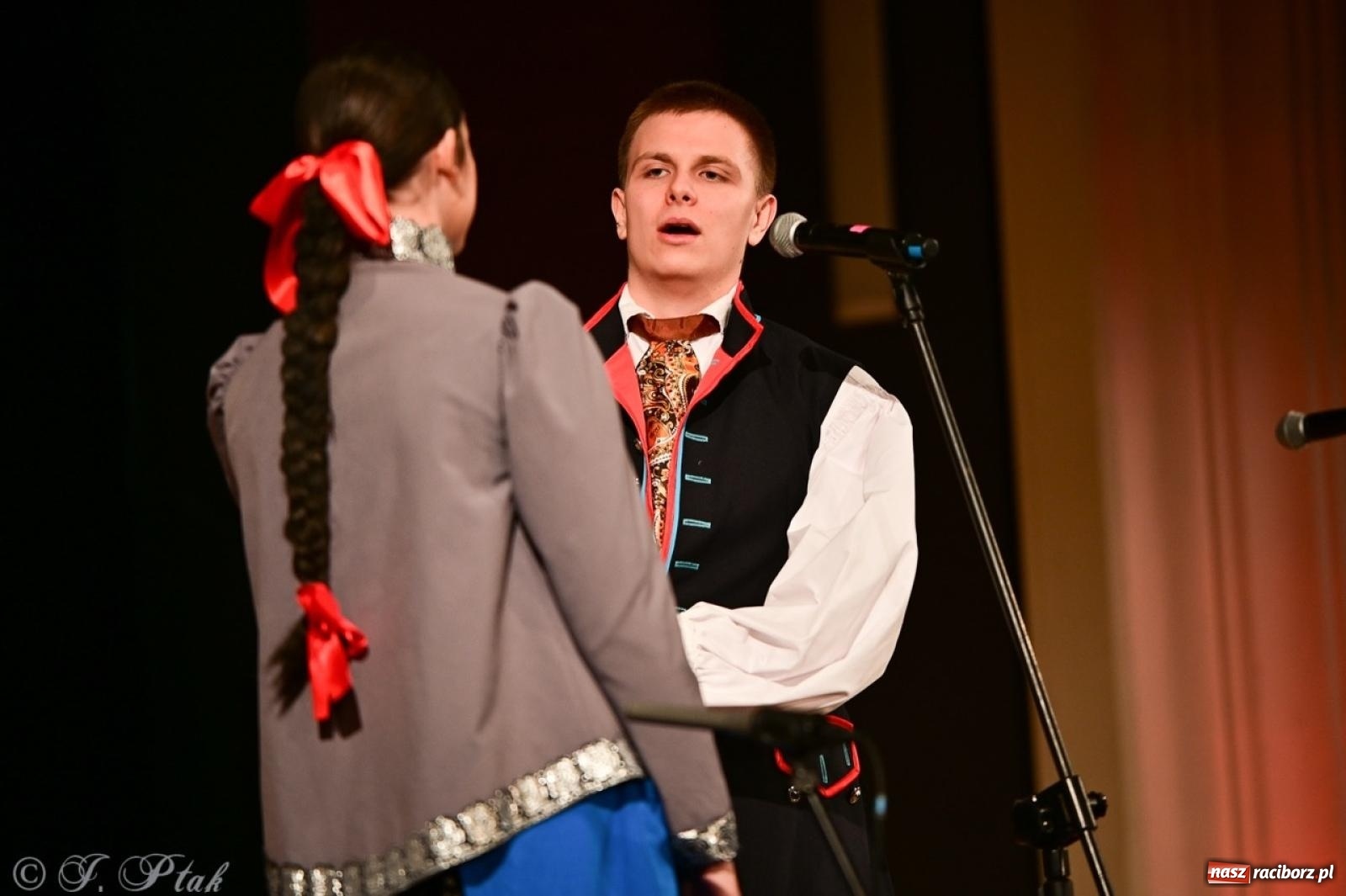 Zdjęcie w galerii na portalu naszraciborz.pl: Raciborzanie wystawili w RCK-u widowisko folklorystyczne Wesele wiadomości z regionu