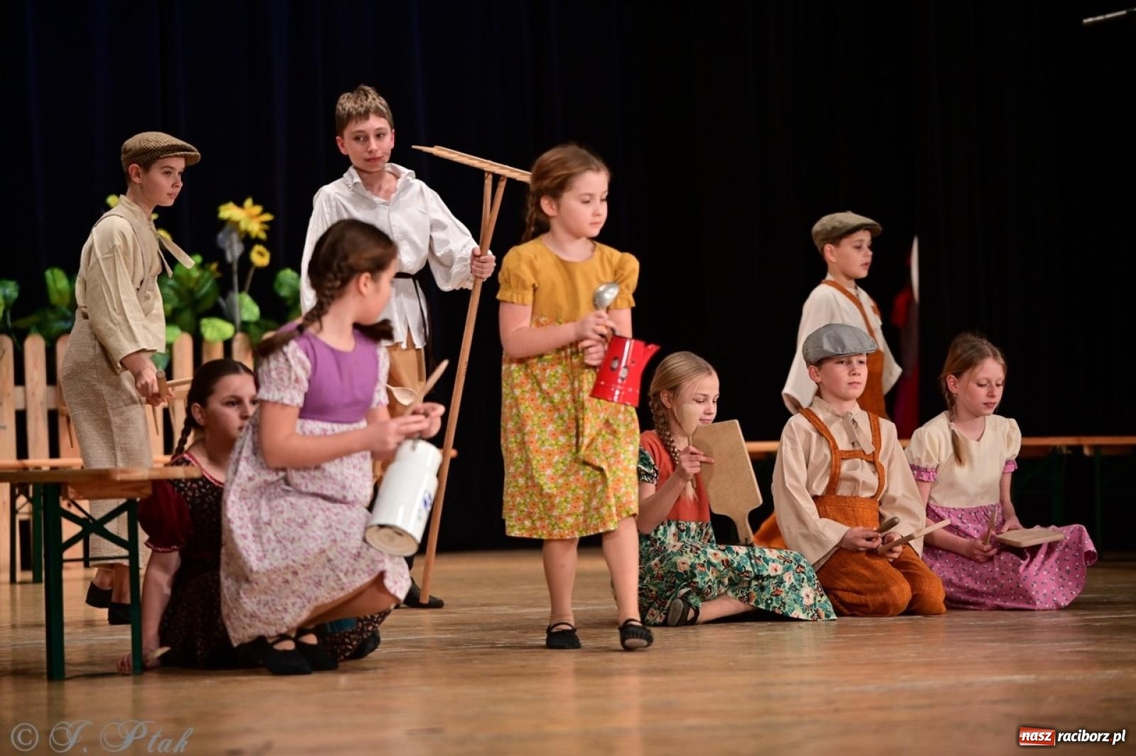 Zdjęcie w galerii na portalu naszraciborz.pl: Raciborzanie wystawili w RCK-u widowisko folklorystyczne Wesele wiadomości z regionu