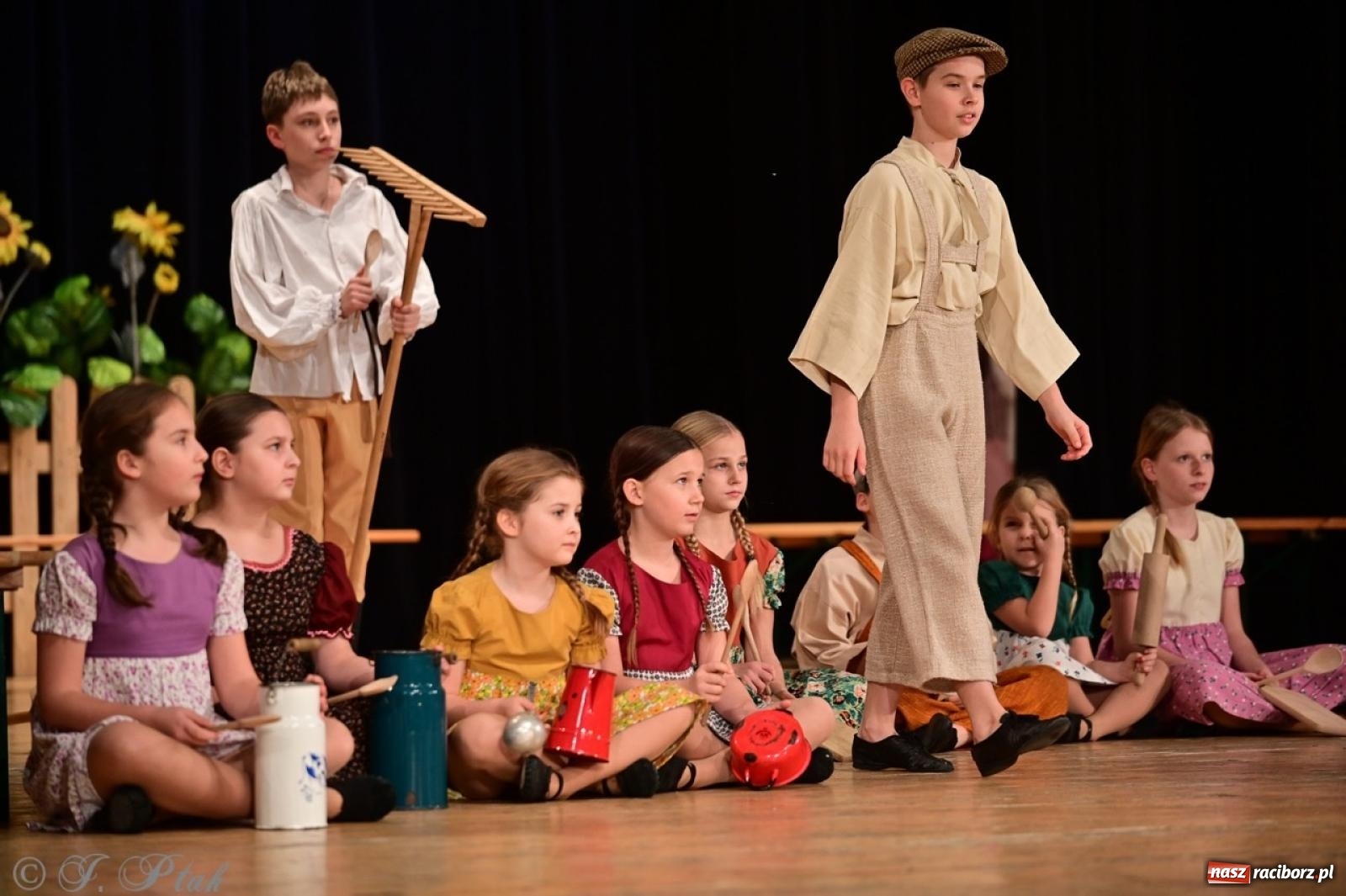 Zdjęcie w galerii na portalu naszraciborz.pl: Raciborzanie wystawili w RCK-u widowisko folklorystyczne Wesele wiadomości z regionu