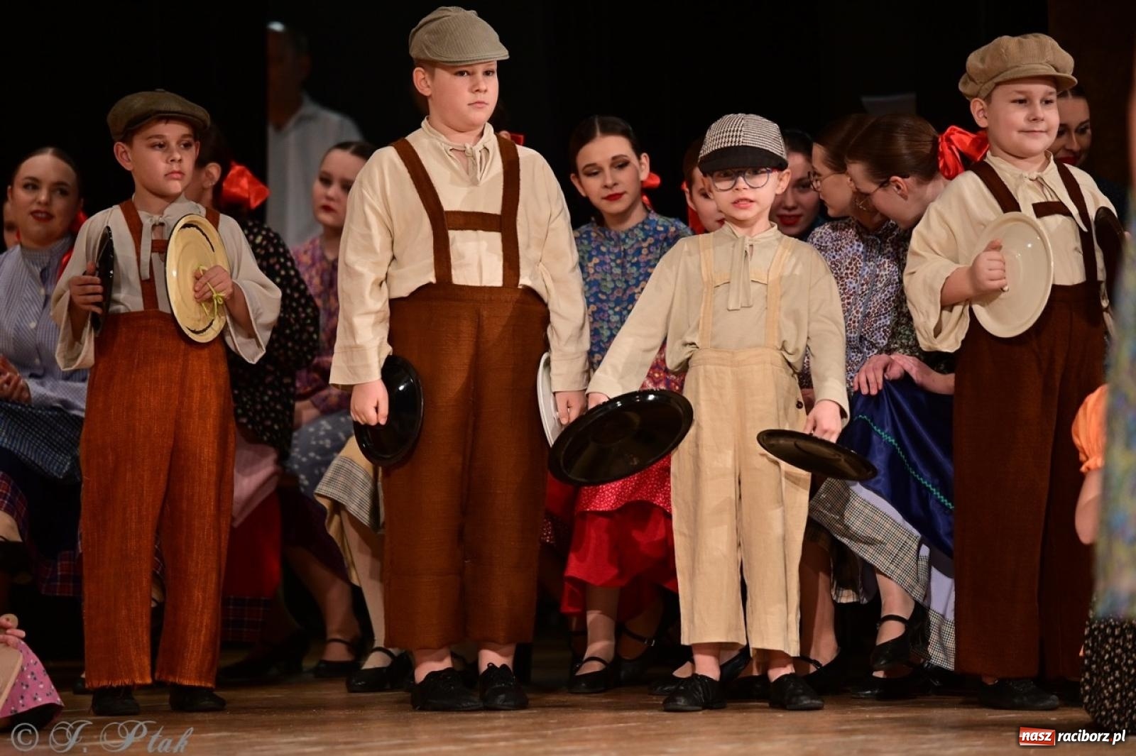 Zdjęcie w galerii na portalu naszraciborz.pl: Raciborzanie wystawili w RCK-u widowisko folklorystyczne Wesele wiadomości z regionu