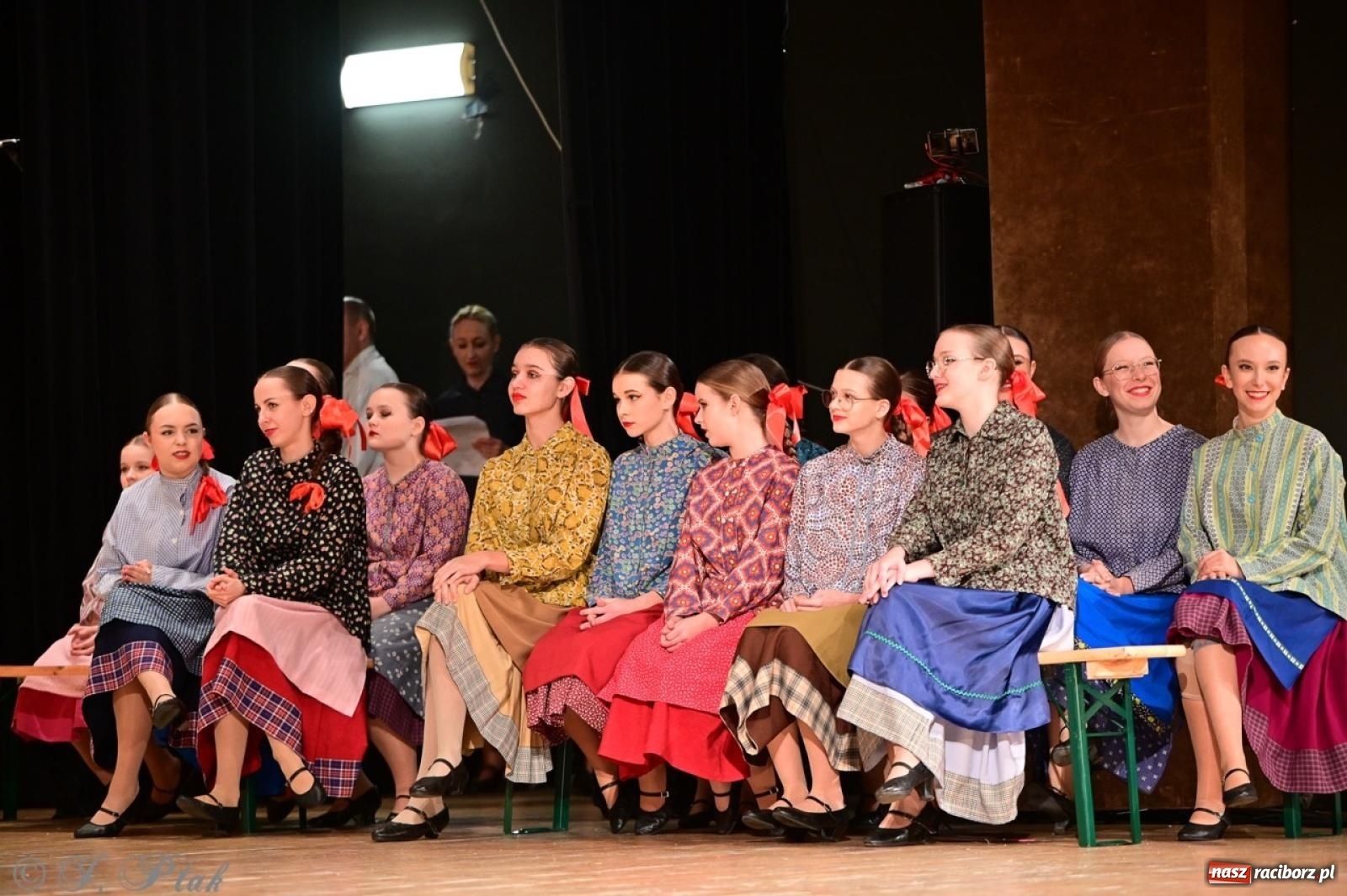 Zdjęcie w galerii na portalu naszraciborz.pl: Raciborzanie wystawili w RCK-u widowisko folklorystyczne Wesele wiadomości z regionu