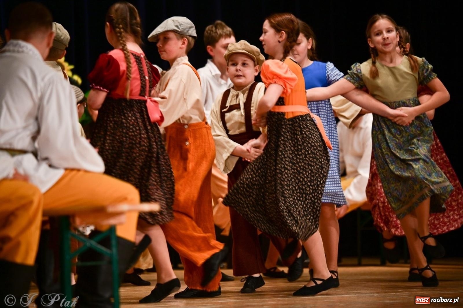 Zdjęcie w galerii na portalu naszraciborz.pl: Raciborzanie wystawili w RCK-u widowisko folklorystyczne Wesele wiadomości z regionu