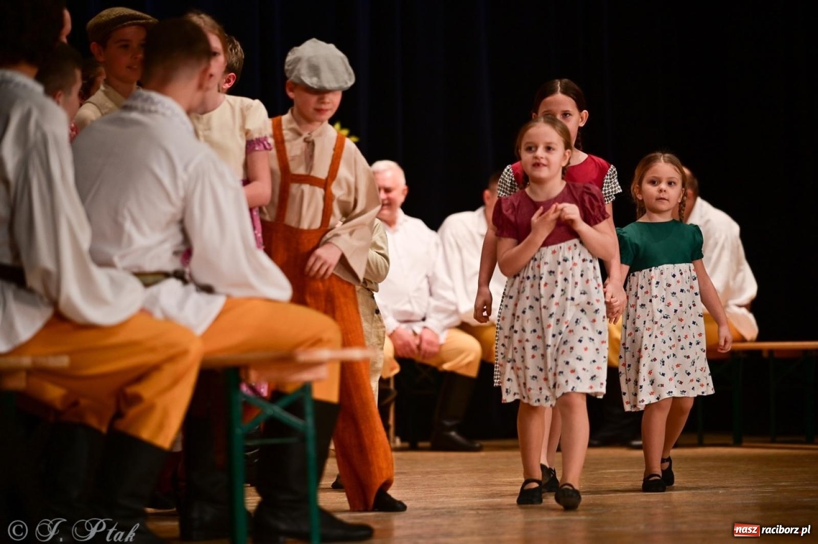 Zdjęcie w galerii na portalu naszraciborz.pl: Raciborzanie wystawili w RCK-u widowisko folklorystyczne Wesele wiadomości z regionu