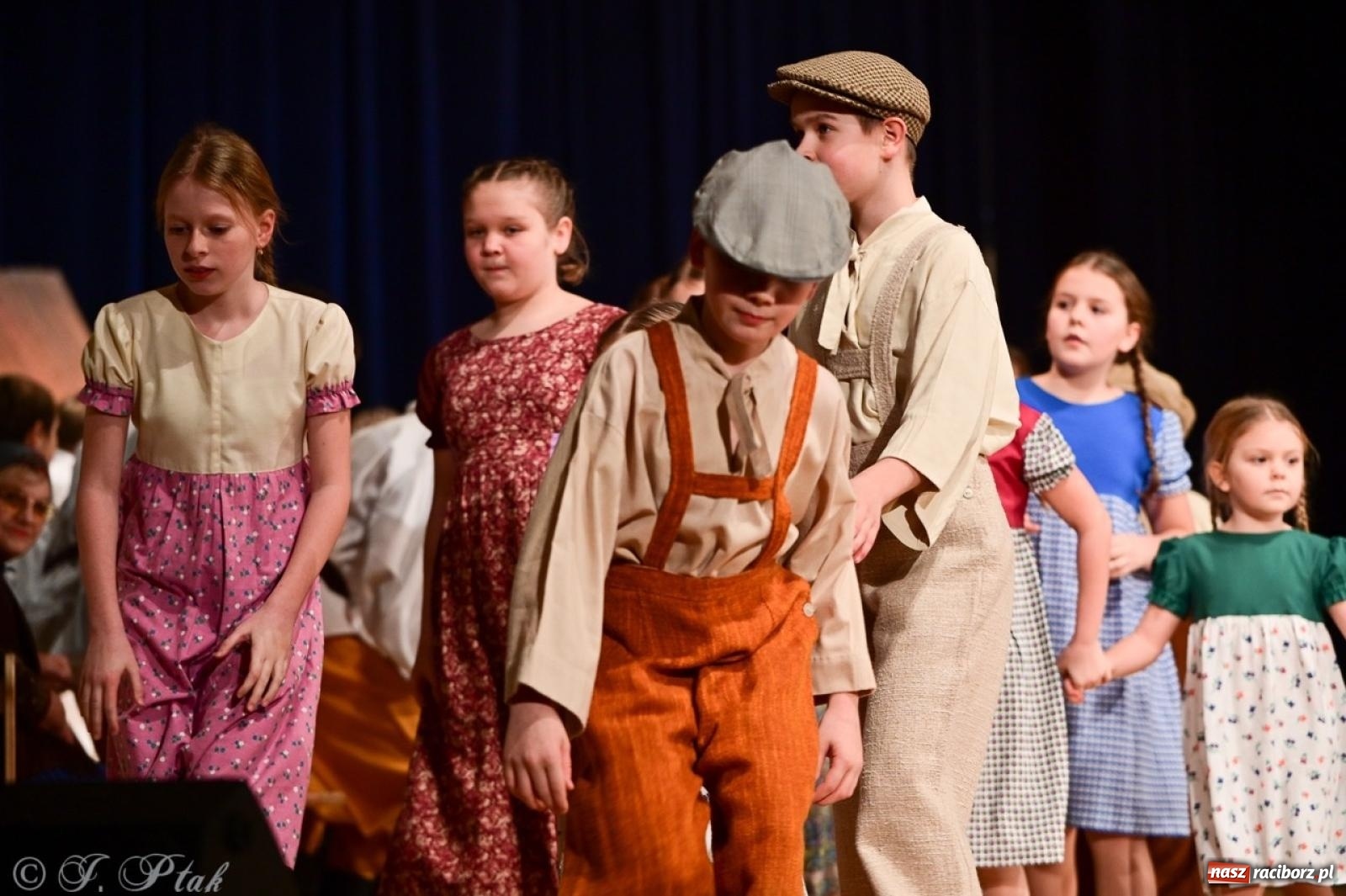 Zdjęcie w galerii na portalu naszraciborz.pl: Raciborzanie wystawili w RCK-u widowisko folklorystyczne Wesele wiadomości z regionu