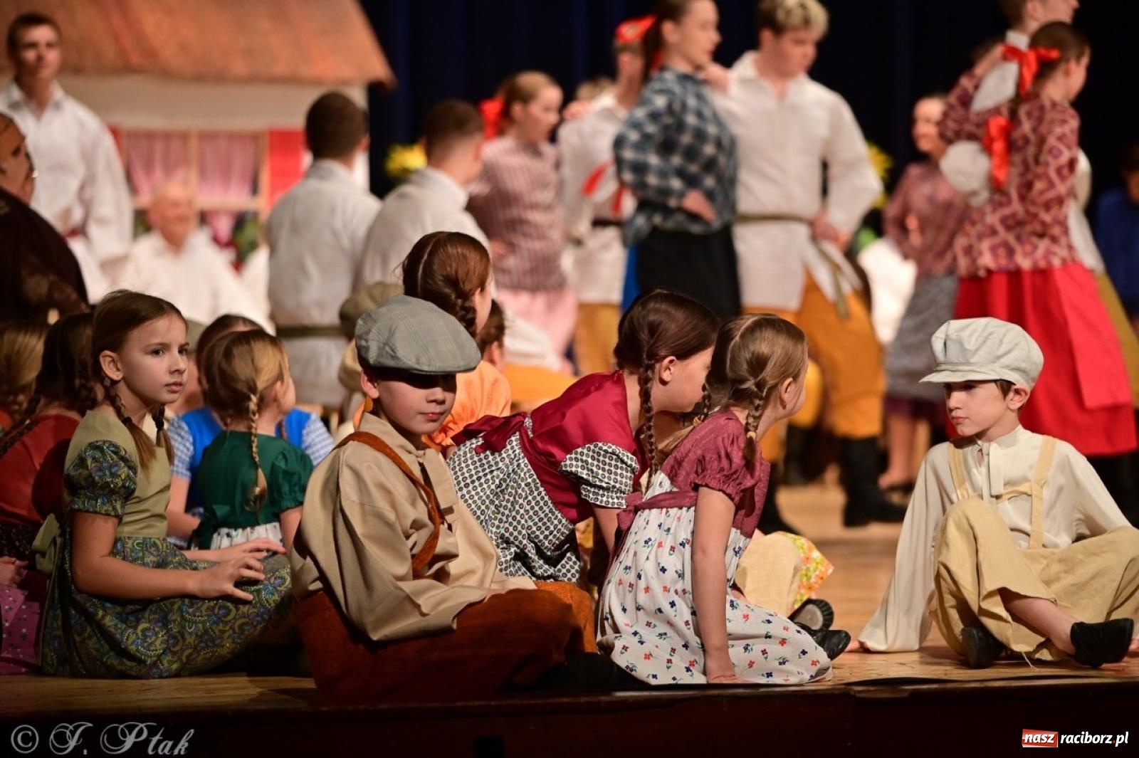 Zdjęcie w galerii na portalu naszraciborz.pl: Raciborzanie wystawili w RCK-u widowisko folklorystyczne Wesele wiadomości z regionu