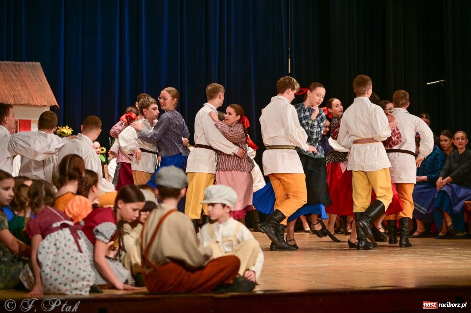 Zdjęcie w galerii na portalu naszraciborz.pl: Raciborzanie wystawili w RCK-u widowisko folklorystyczne Wesele wiadomości z regionu