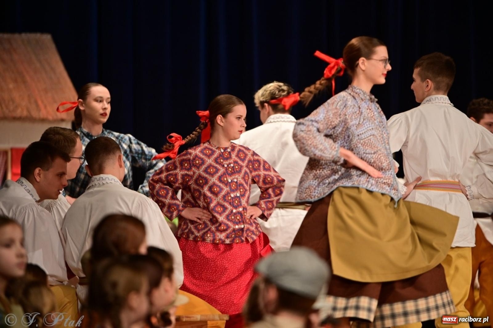 Zdjęcie w galerii na portalu naszraciborz.pl: Raciborzanie wystawili w RCK-u widowisko folklorystyczne Wesele wiadomości z regionu