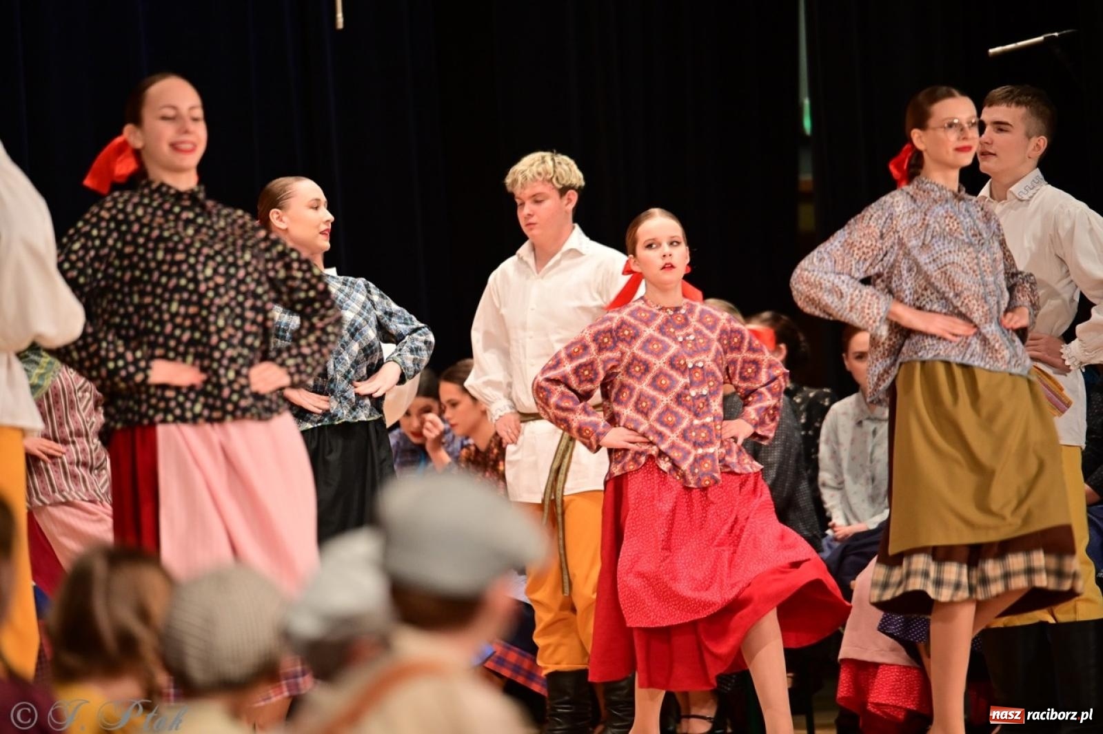 Zdjęcie w galerii na portalu naszraciborz.pl: Raciborzanie wystawili w RCK-u widowisko folklorystyczne Wesele wiadomości z regionu