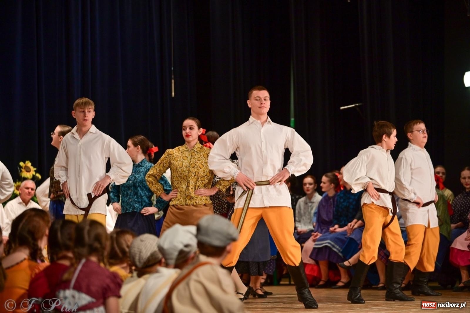 Zdjęcie w galerii na portalu naszraciborz.pl: Raciborzanie wystawili w RCK-u widowisko folklorystyczne Wesele wiadomości z regionu