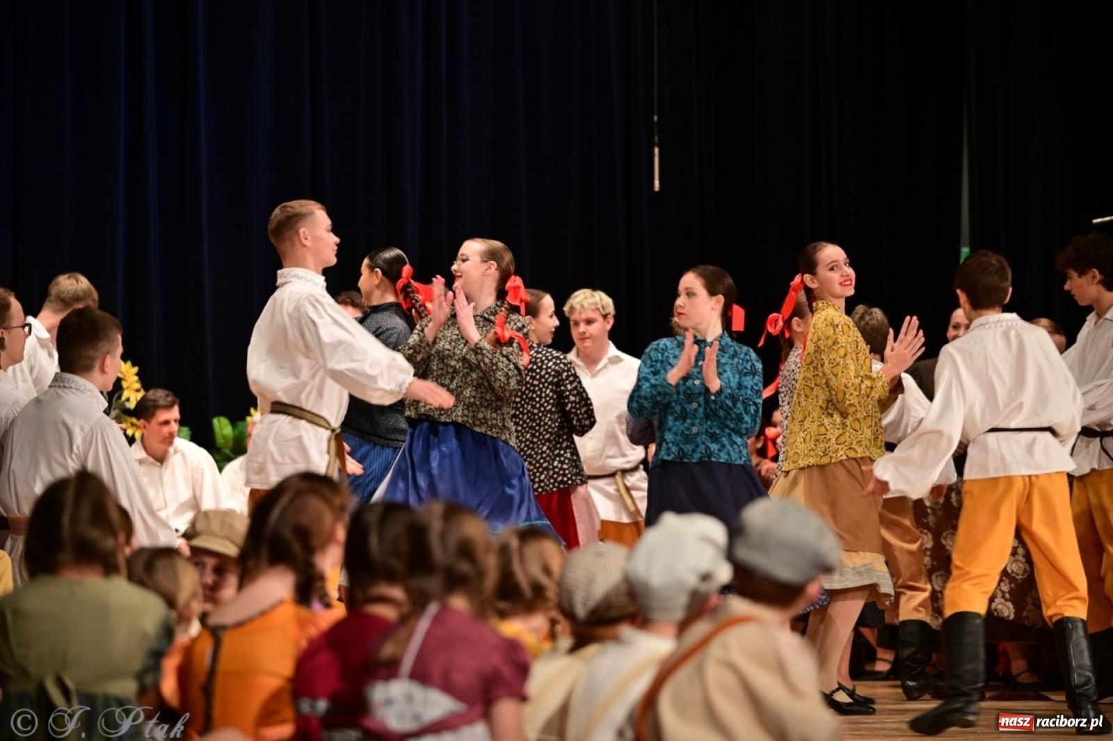 Zdjęcie w galerii na portalu naszraciborz.pl: Raciborzanie wystawili w RCK-u widowisko folklorystyczne Wesele wiadomości z regionu