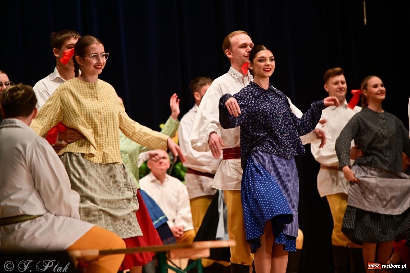 Zdjęcie w galerii na portalu naszraciborz.pl: Raciborzanie wystawili w RCK-u widowisko folklorystyczne Wesele wiadomości z regionu