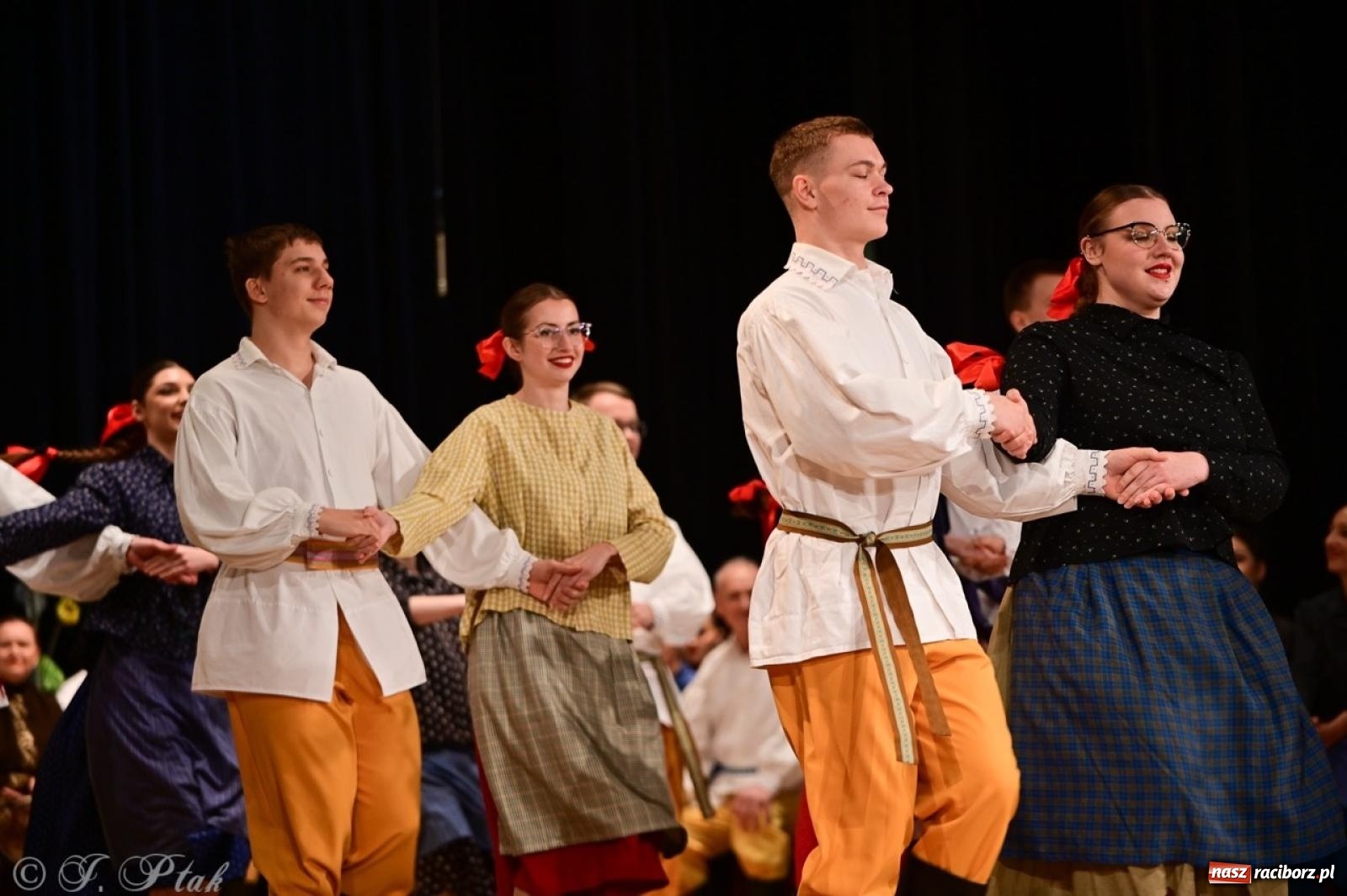 Zdjęcie w galerii na portalu naszraciborz.pl: Raciborzanie wystawili w RCK-u widowisko folklorystyczne Wesele wiadomości z regionu