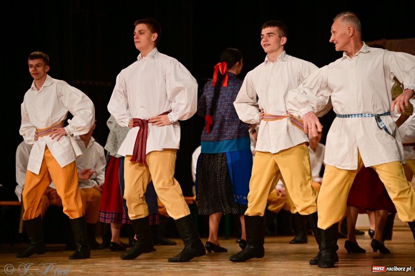 Zdjęcie w galerii na portalu naszraciborz.pl: Raciborzanie wystawili w RCK-u widowisko folklorystyczne Wesele wiadomości z regionu