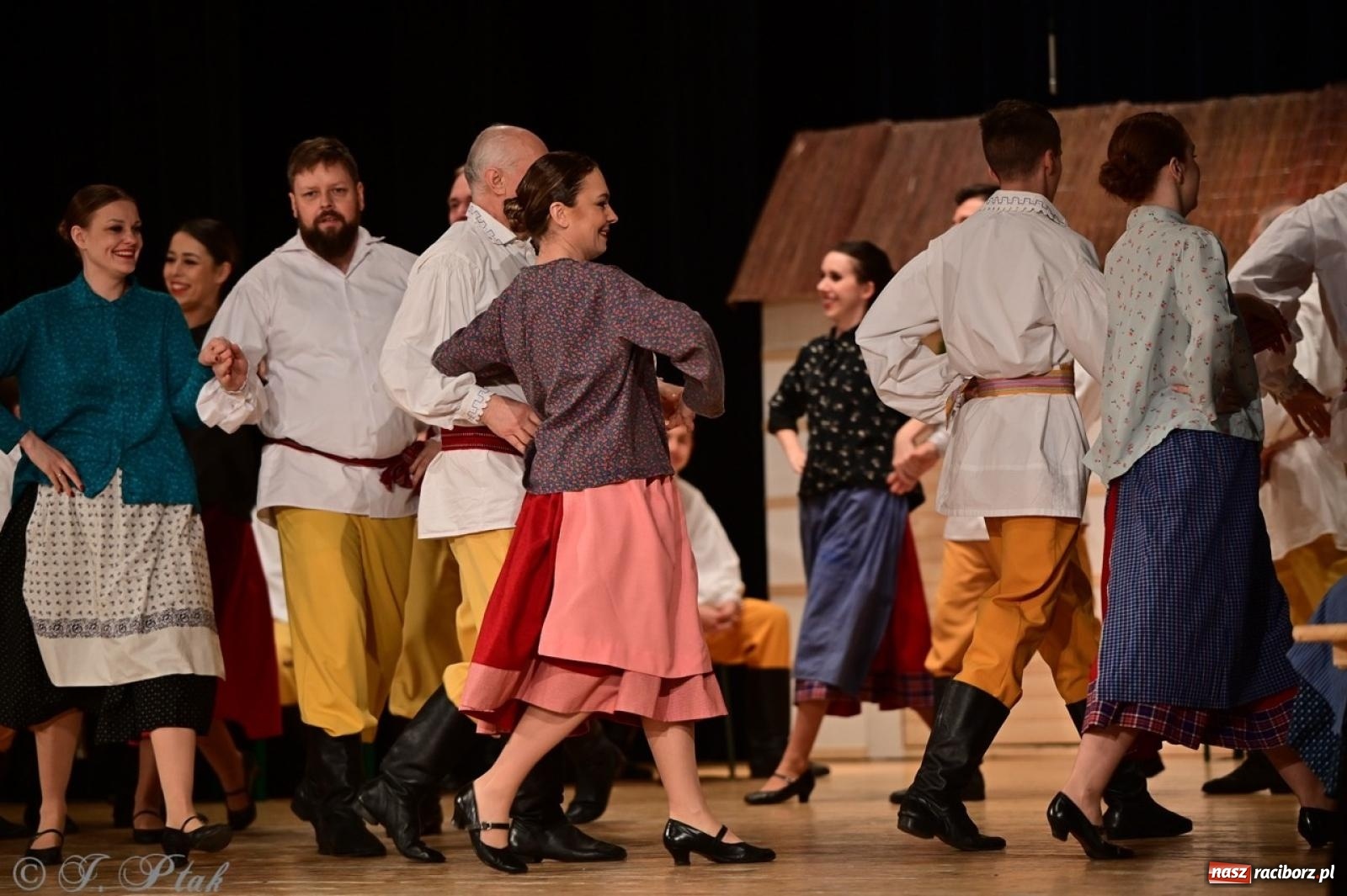 Zdjęcie w galerii na portalu naszraciborz.pl: Raciborzanie wystawili w RCK-u widowisko folklorystyczne Wesele wiadomości z regionu