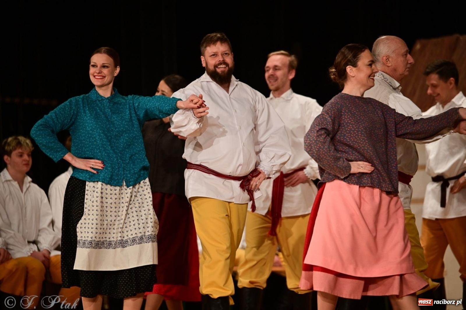 Zdjęcie w galerii na portalu naszraciborz.pl: Raciborzanie wystawili w RCK-u widowisko folklorystyczne Wesele wiadomości z regionu