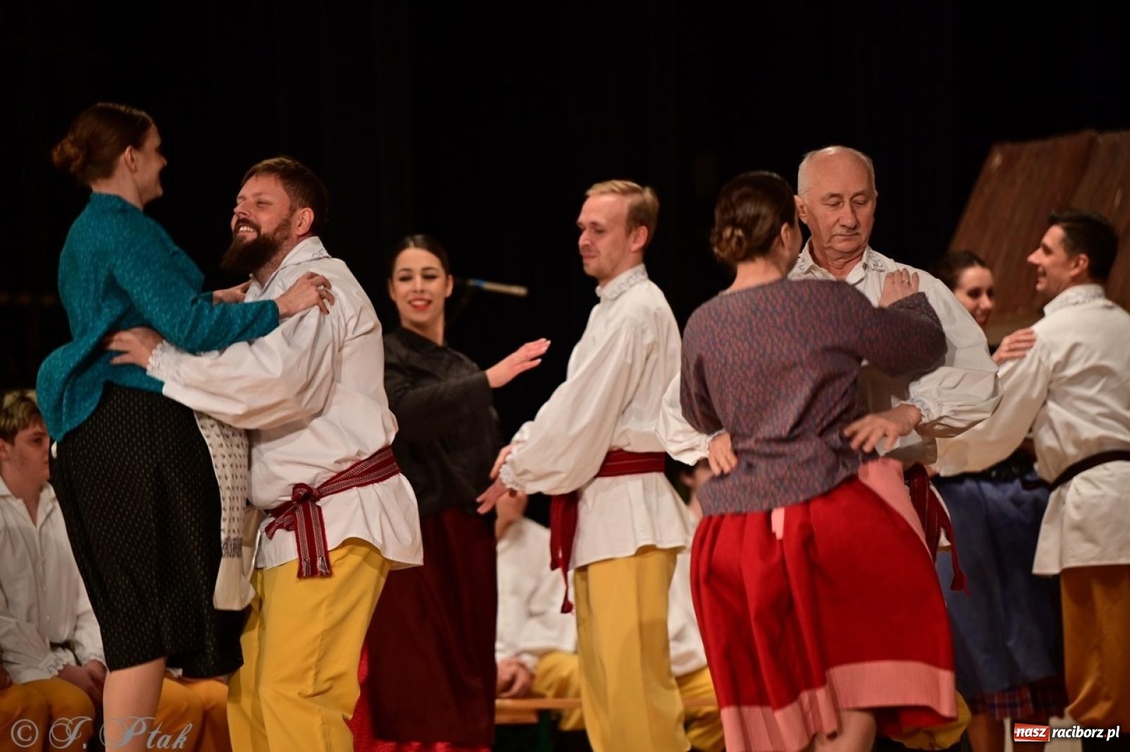 Zdjęcie w galerii na portalu naszraciborz.pl: Raciborzanie wystawili w RCK-u widowisko folklorystyczne Wesele wiadomości z regionu