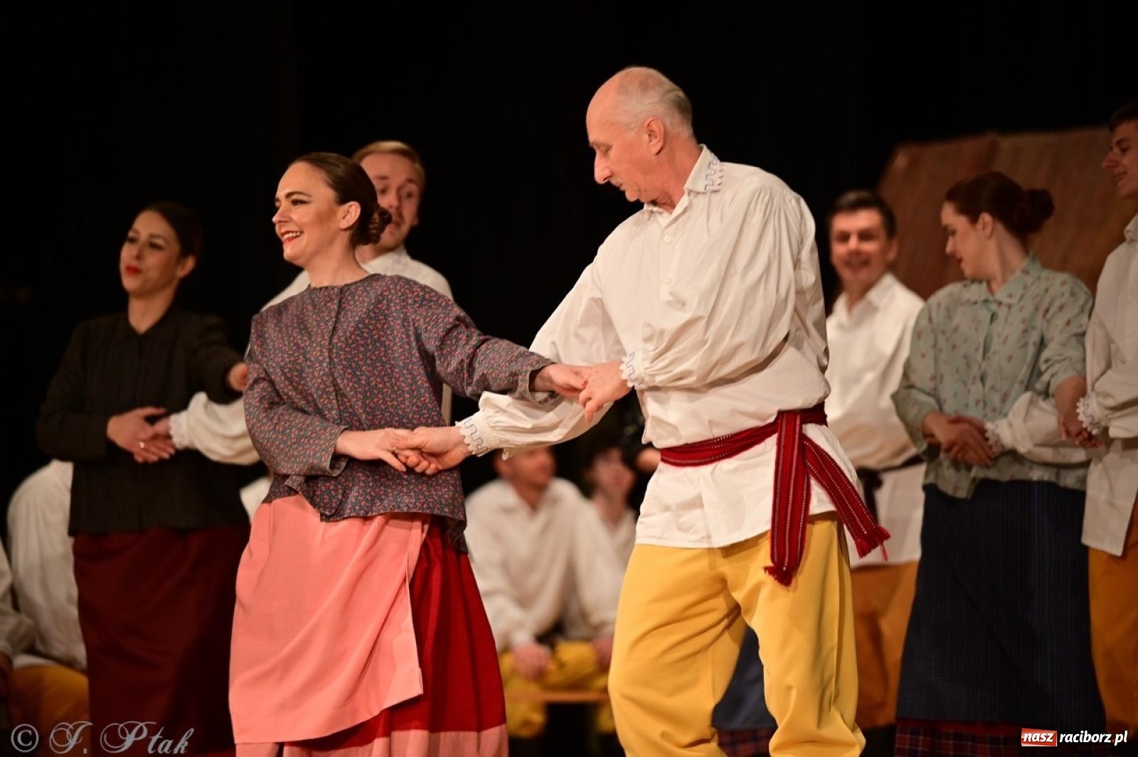 Zdjęcie w galerii na portalu naszraciborz.pl: Raciborzanie wystawili w RCK-u widowisko folklorystyczne Wesele wiadomości z regionu