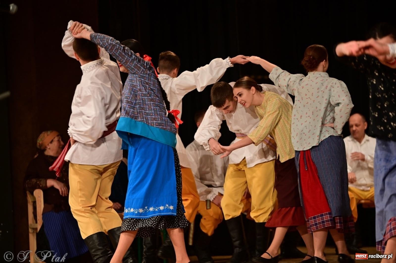 Zdjęcie w galerii na portalu naszraciborz.pl: Raciborzanie wystawili w RCK-u widowisko folklorystyczne Wesele wiadomości z regionu