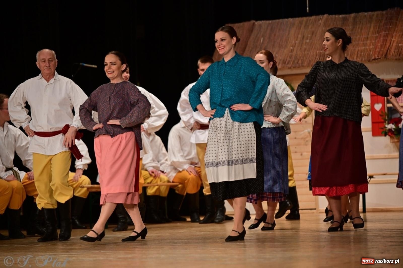 Zdjęcie w galerii na portalu naszraciborz.pl: Raciborzanie wystawili w RCK-u widowisko folklorystyczne Wesele wiadomości z regionu