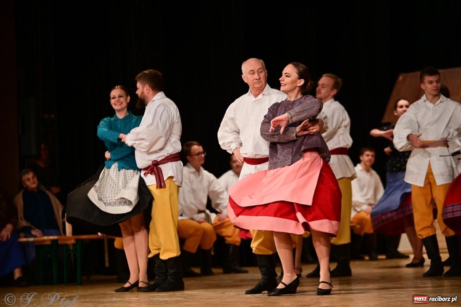 Zdjęcie w galerii na portalu naszraciborz.pl: Raciborzanie wystawili w RCK-u widowisko folklorystyczne Wesele wiadomości z regionu