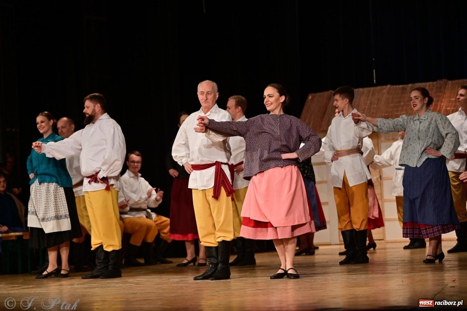 Zdjęcie w galerii na portalu naszraciborz.pl: Raciborzanie wystawili w RCK-u widowisko folklorystyczne Wesele wiadomości z regionu